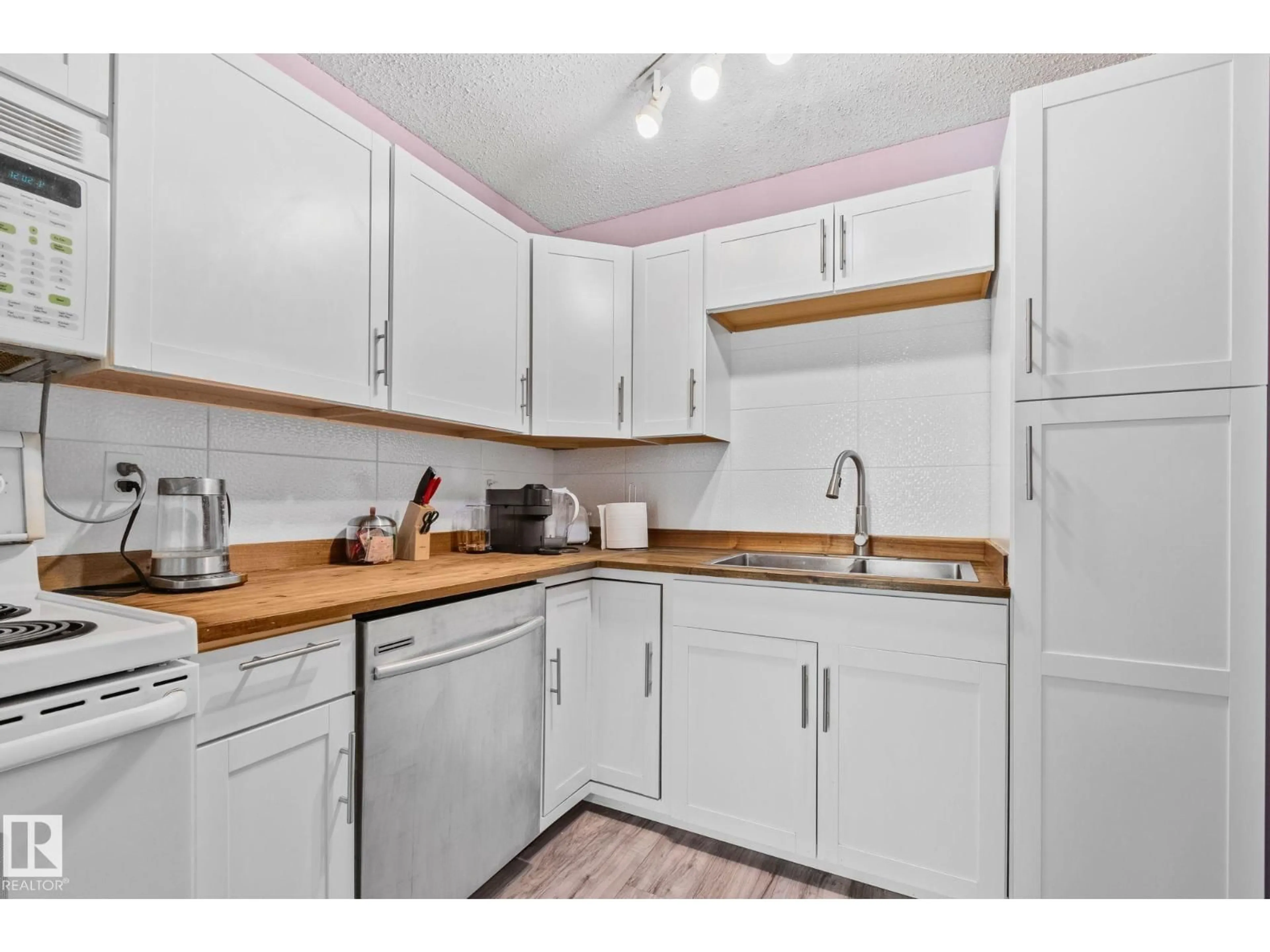 Standard kitchen, wood/laminate floor for 41 AKINSDALE GD, St. Albert Alberta T8N2W8