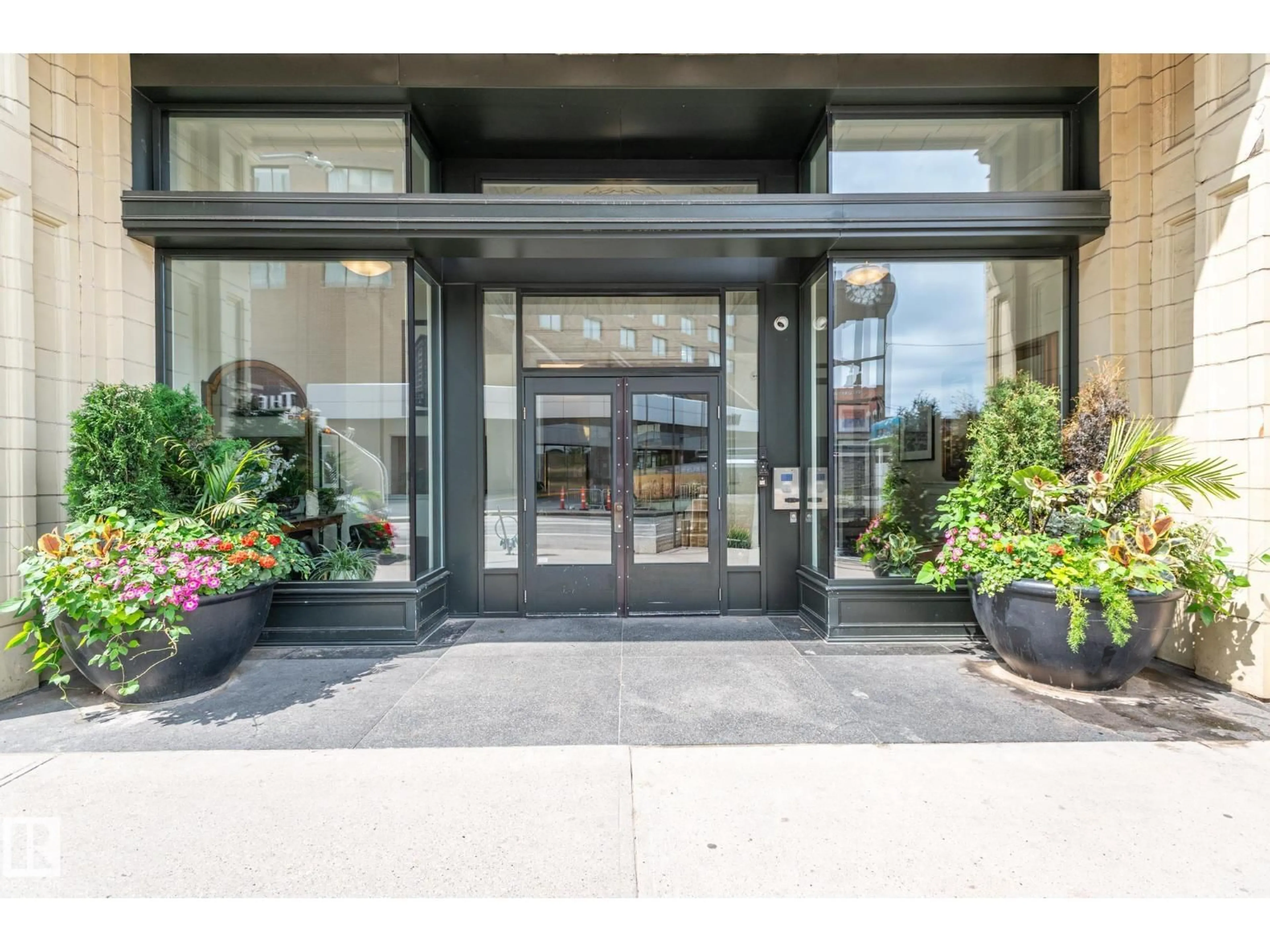 Indoor foyer for 810 10134 100 ST NW, Edmonton Alberta T5J0N8
