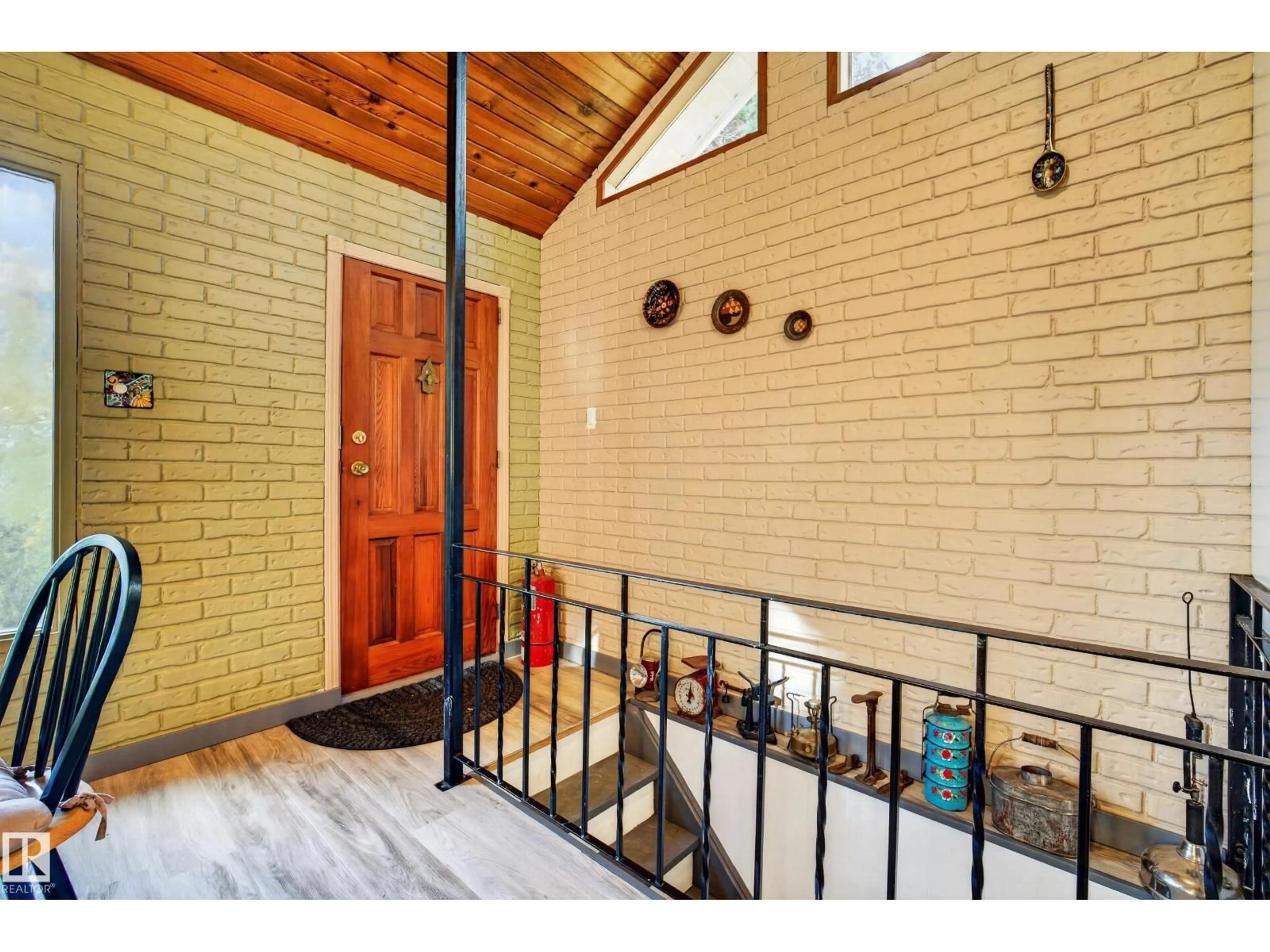 Indoor entryway for 4315 LEISURE LN, Rural Lac Ste. Anne County Alberta T0E1V6