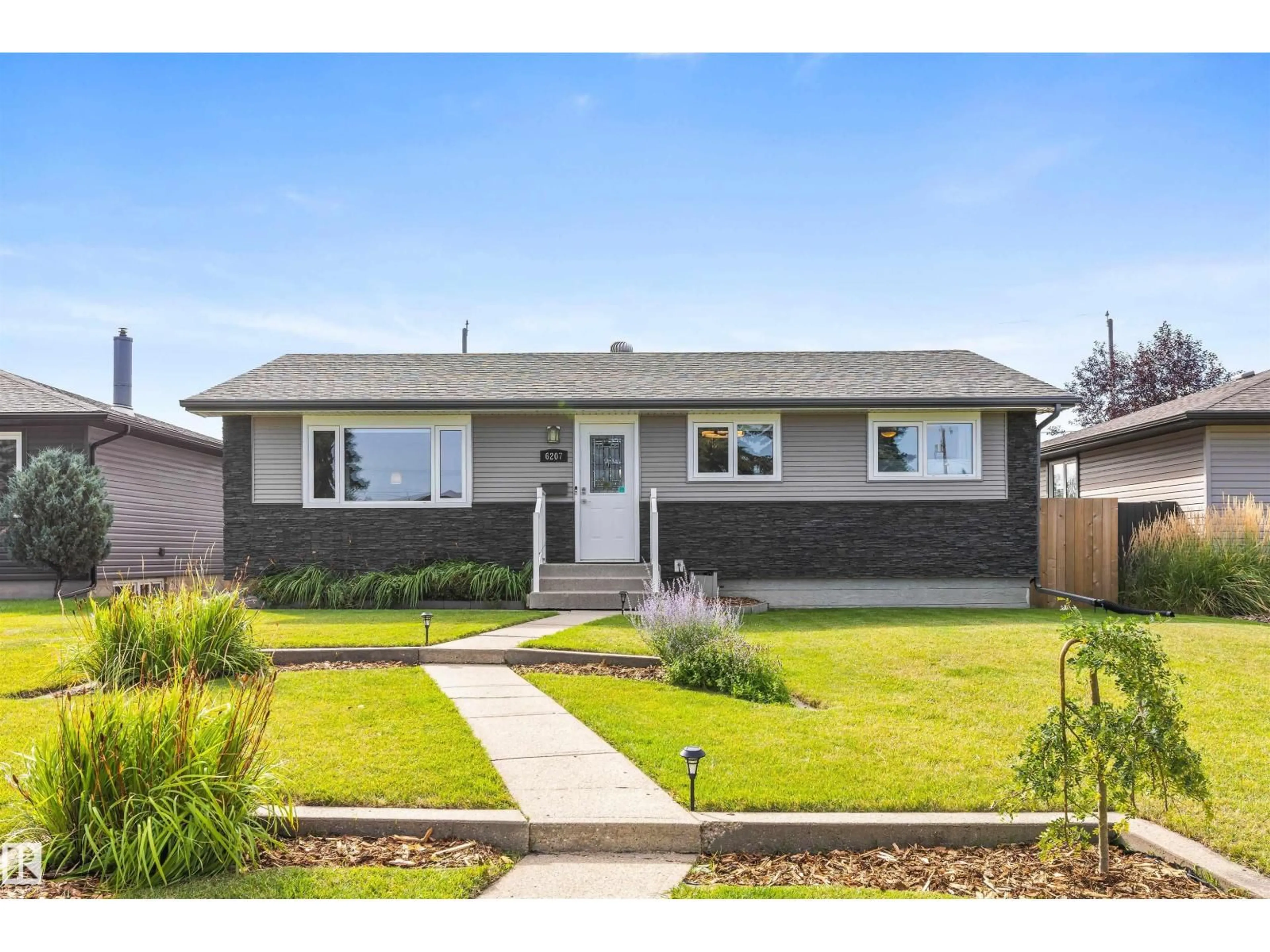 Home with vinyl exterior material, street for NW - 6207 85 AV, Edmonton Alberta T6B0J4