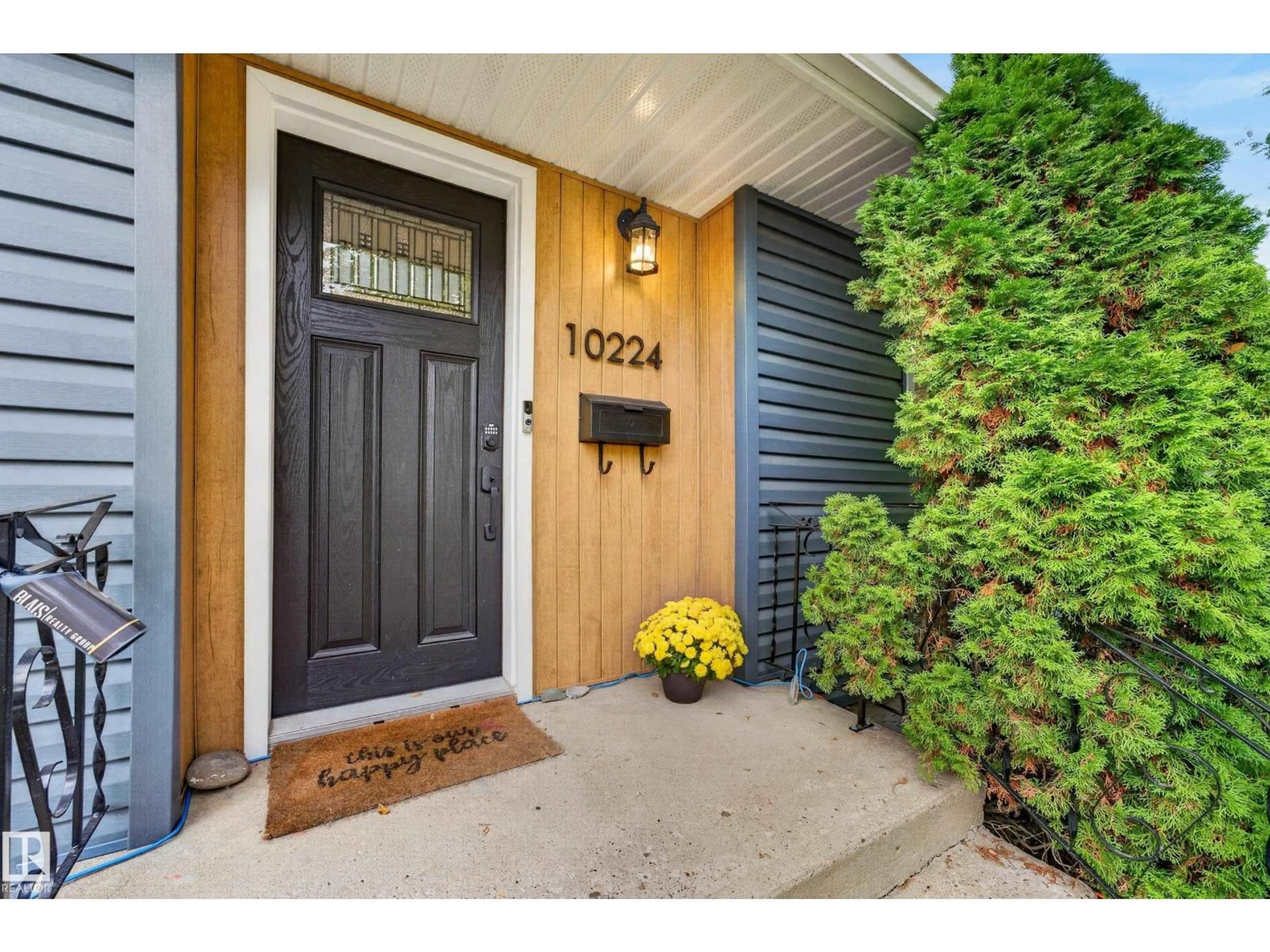 Indoor entryway for 10224 82 ST, Edmonton Alberta T6A3M3