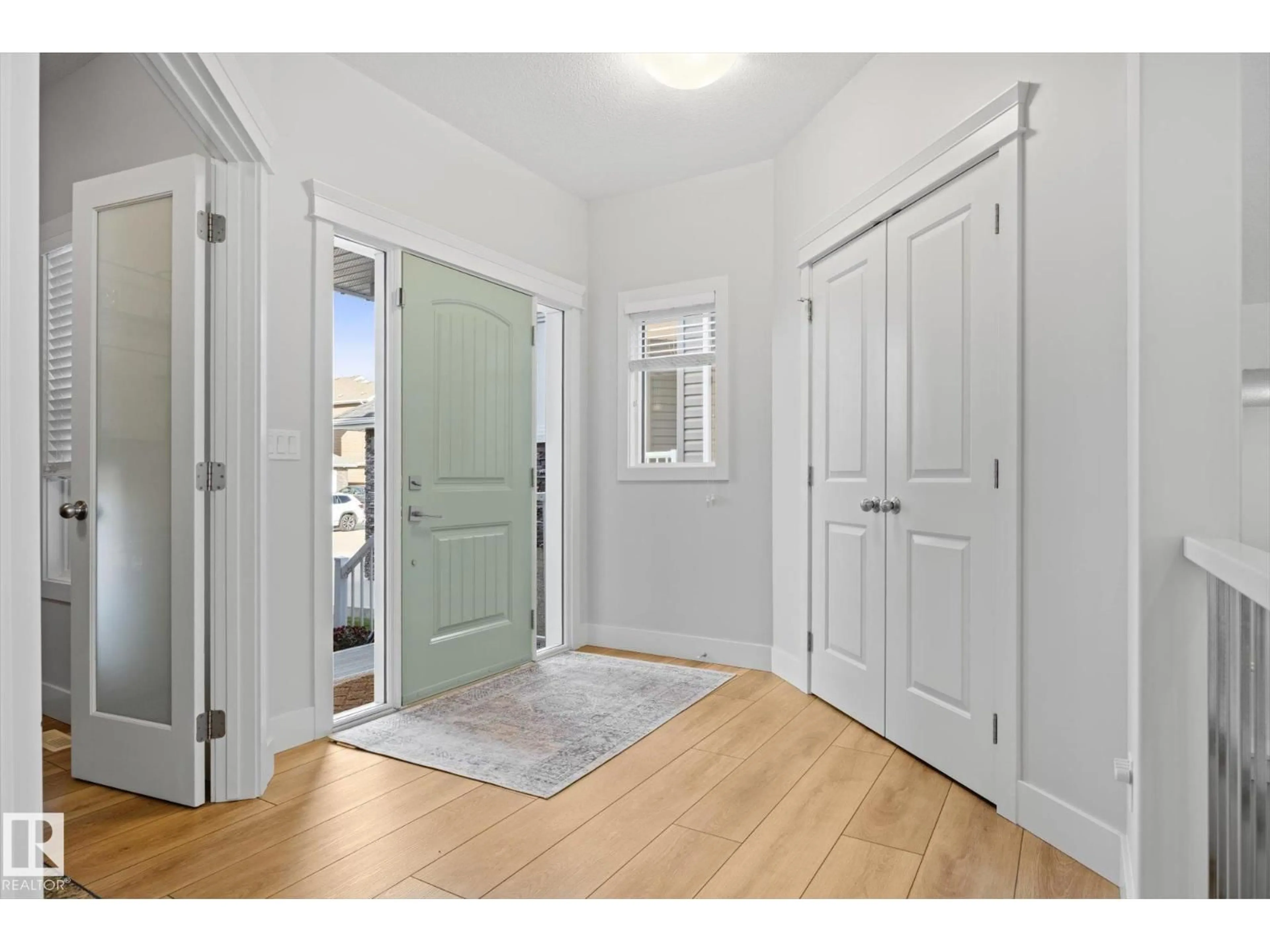 Indoor entryway for 3363 CHICKADEE DR, Edmonton Alberta T5Z2Y7