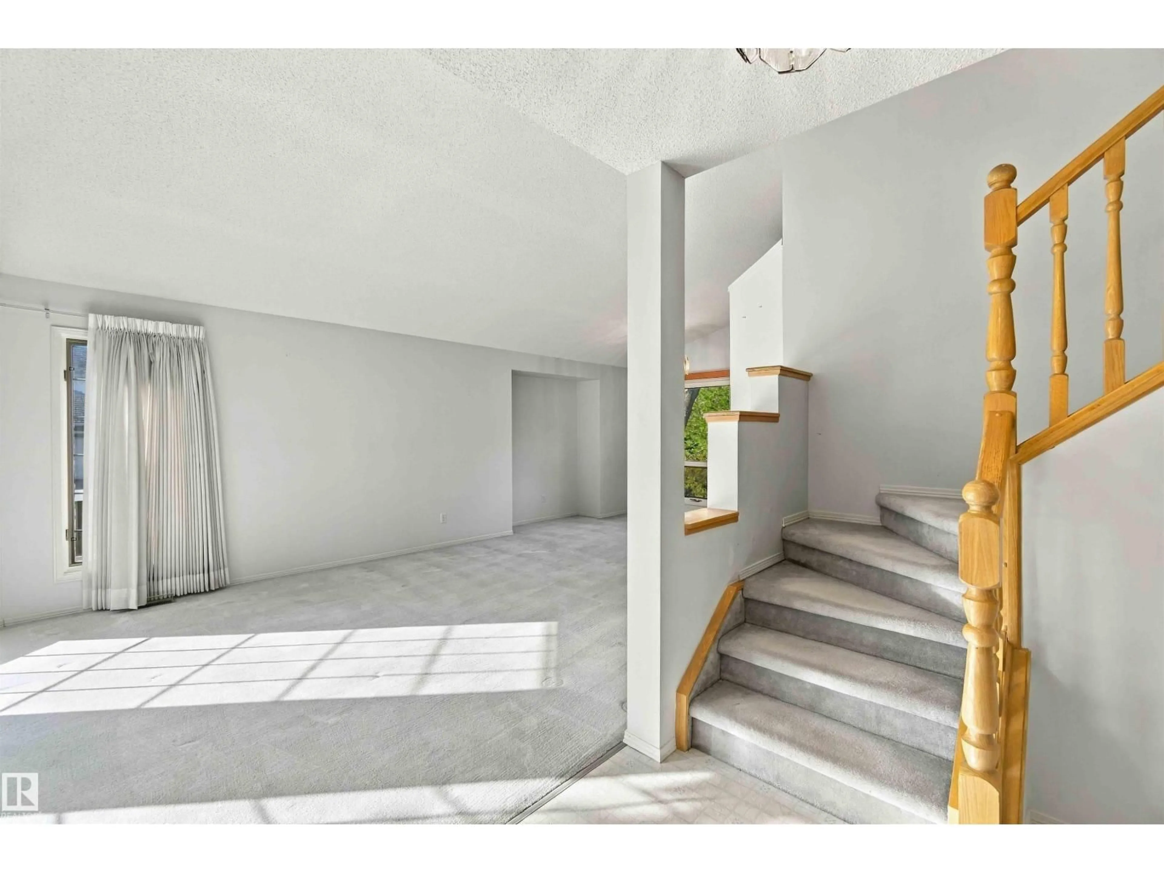 Indoor foyer for 602 FOREST LN, Edmonton Alberta T6R2C4