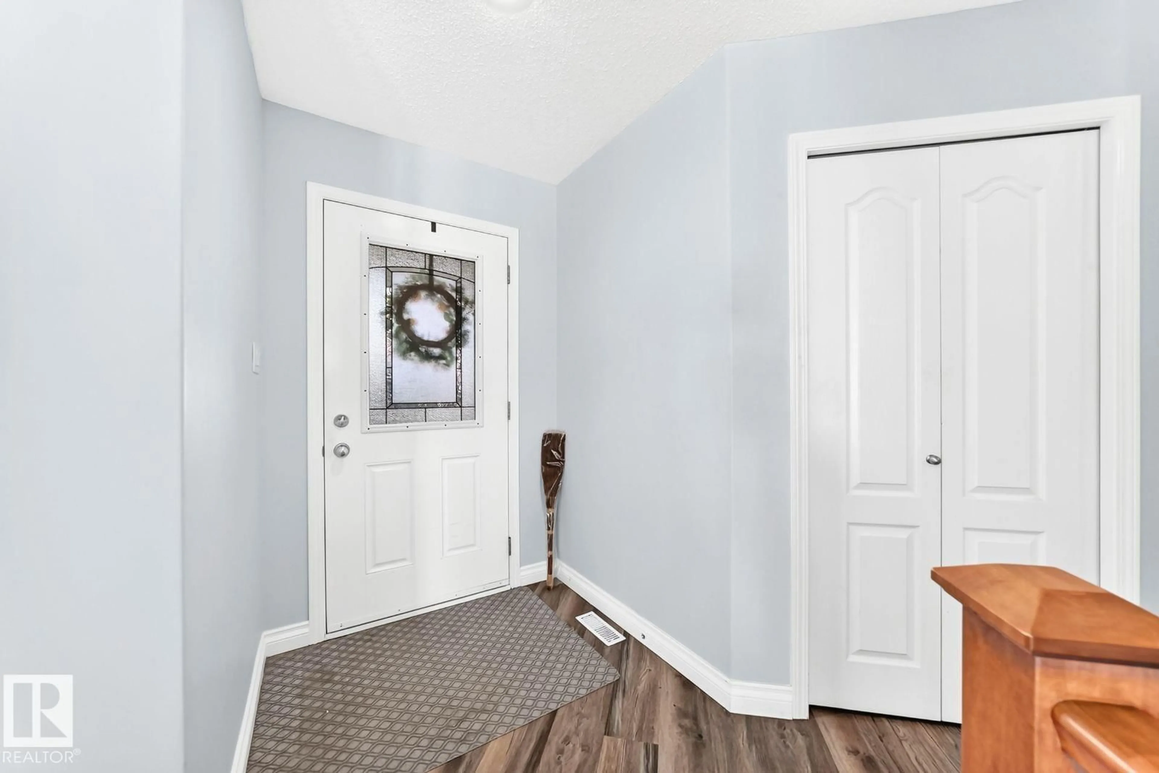 Indoor entryway for 6936 STROM LN, Edmonton Alberta T6R0J9