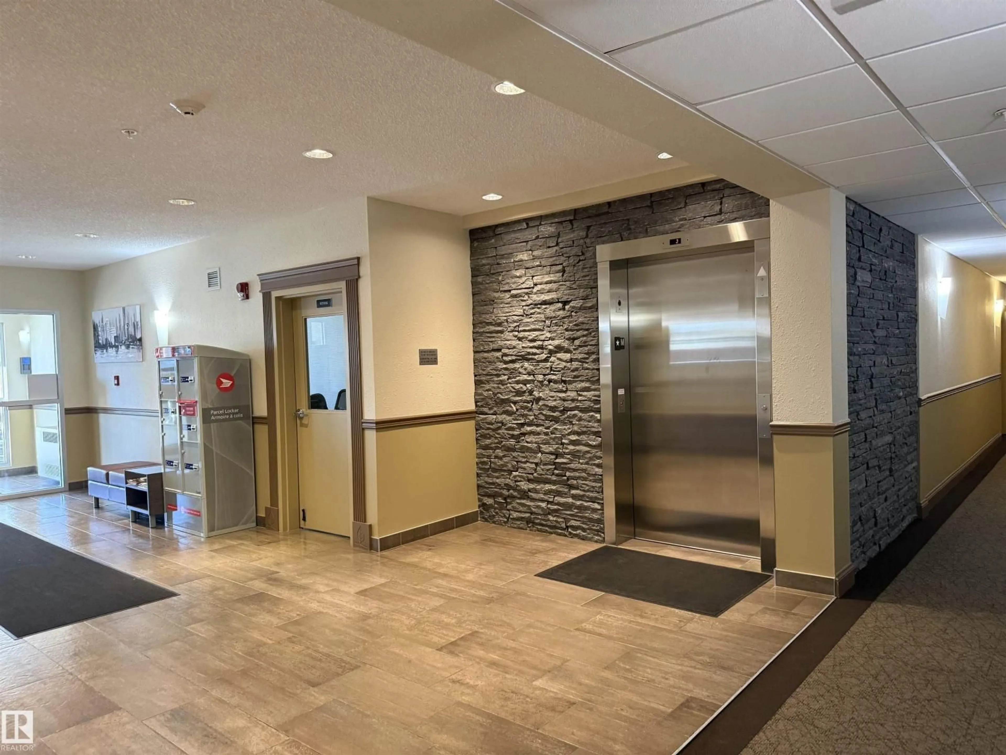 Indoor foyer for 1105 AUGUSTINE CR, Sherwood Park Alberta T8H0X8