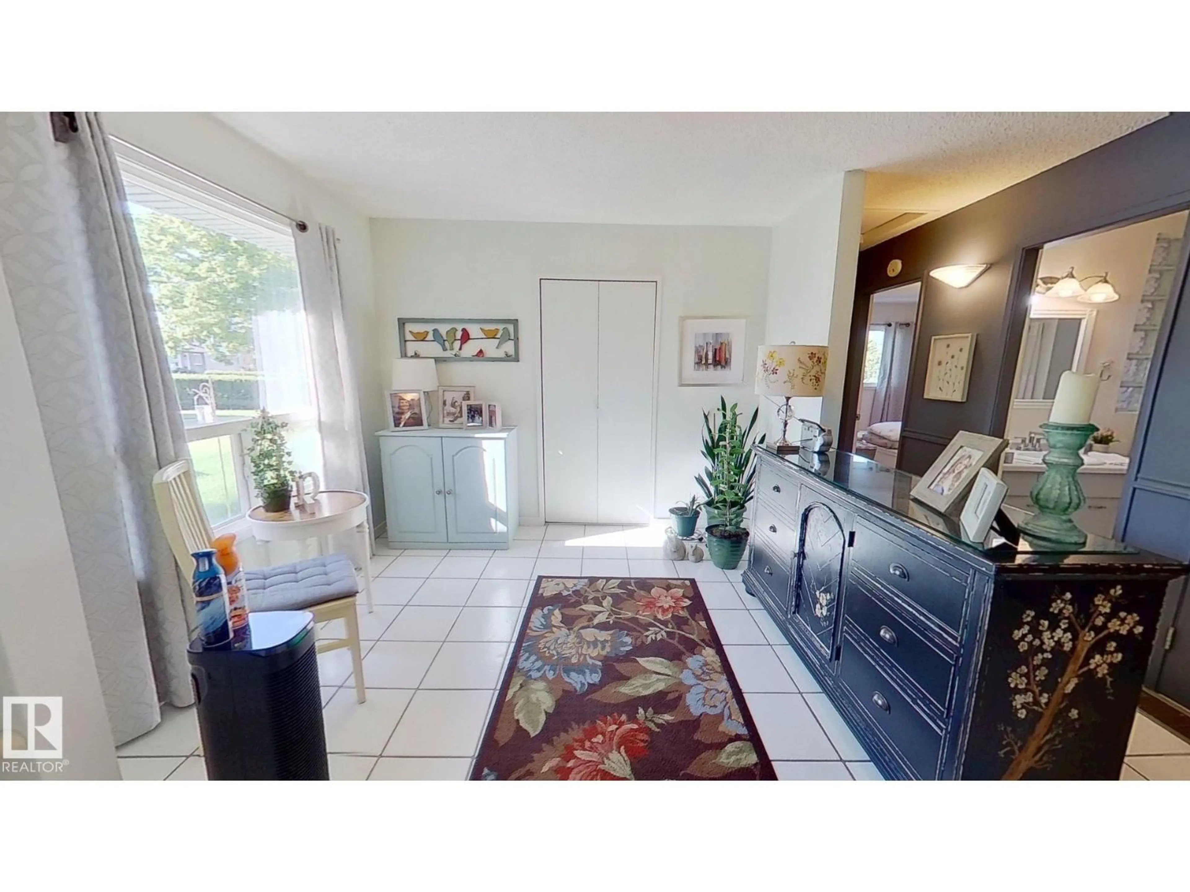 Indoor entryway for 6704 152A AV, Edmonton Alberta T5C2Y9