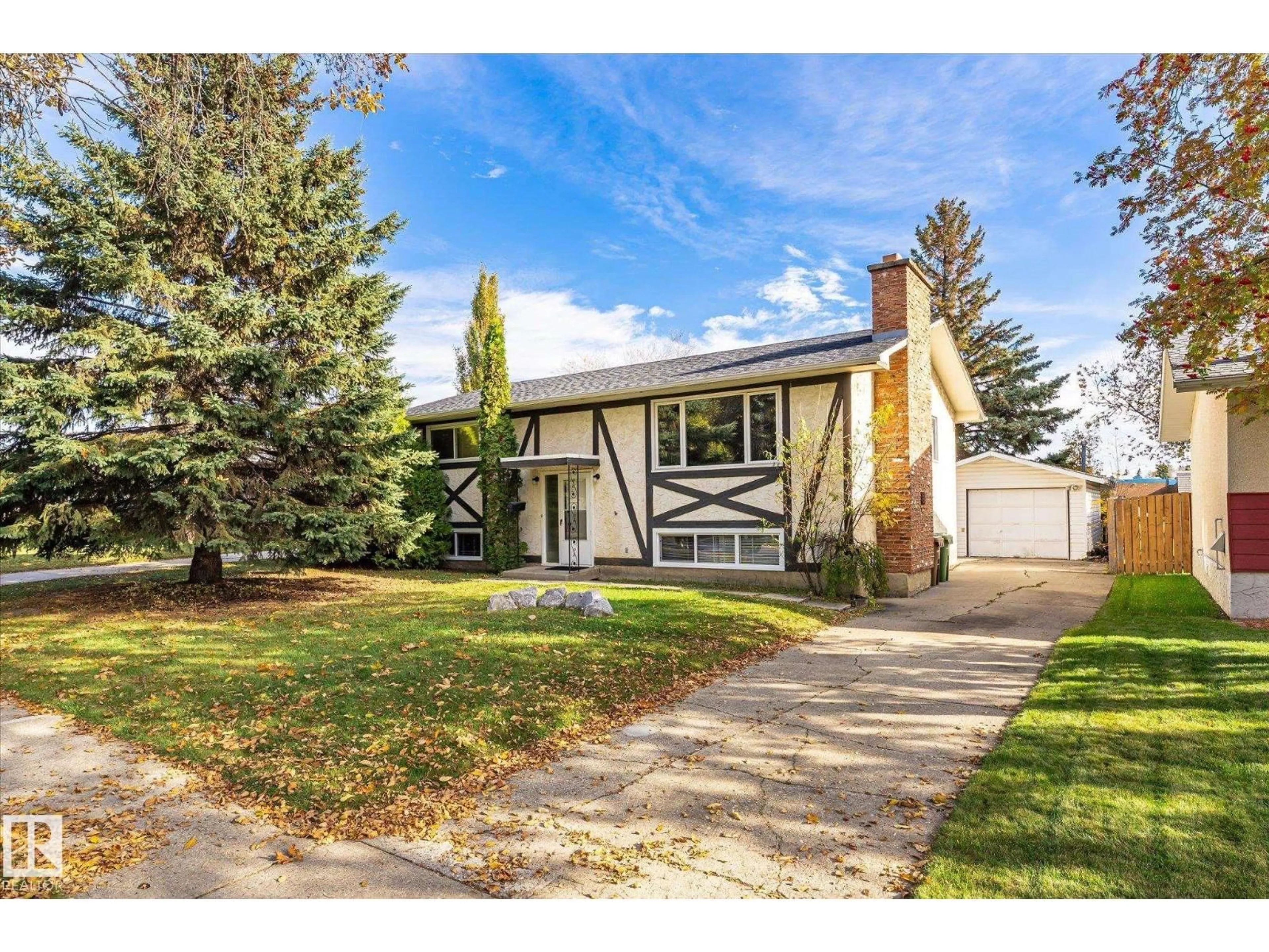 Home with vinyl exterior material, street for 5 MARCHAND PL, St. Albert Alberta T8N1L7