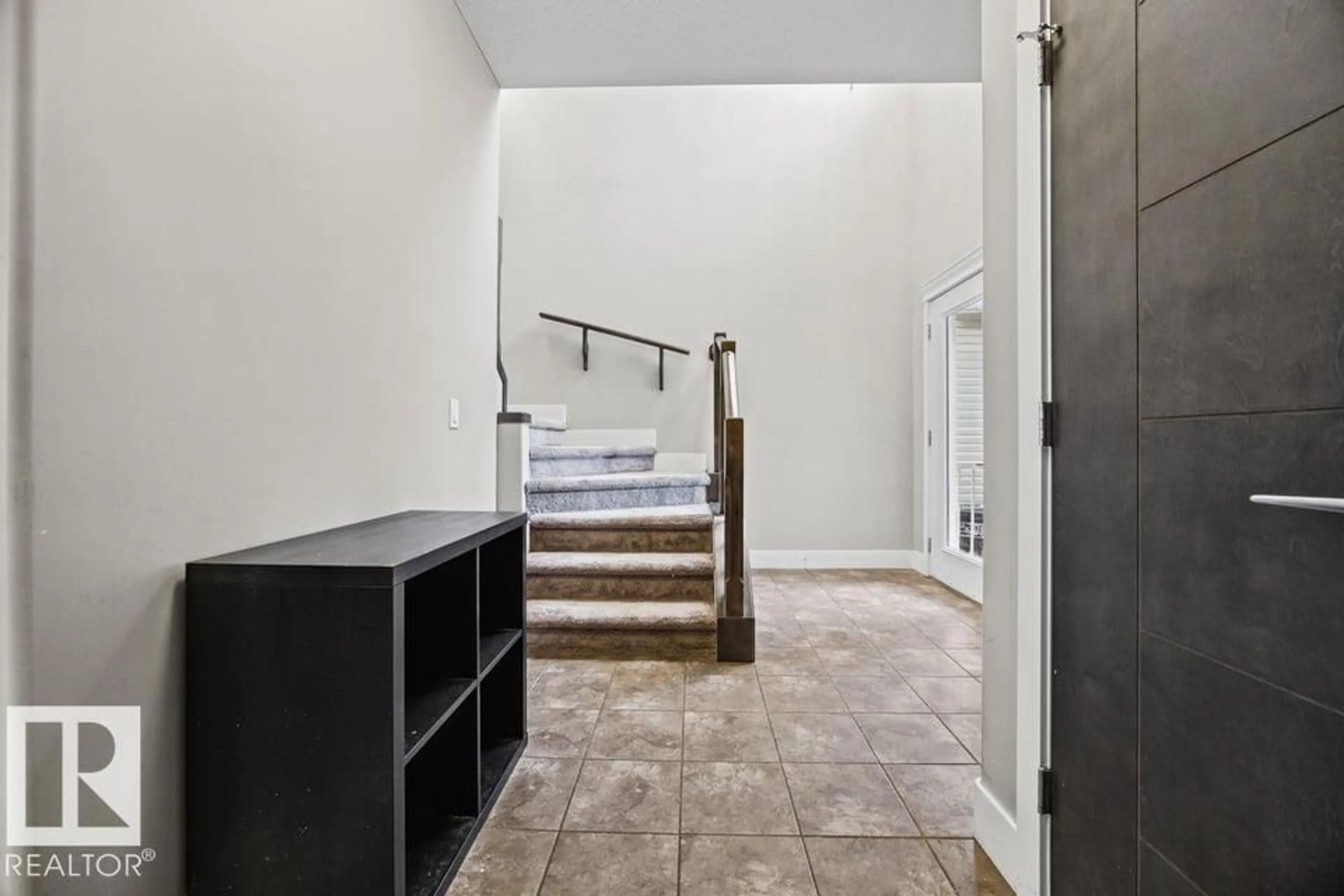 Indoor foyer for NW - 7627 181 AV, Edmonton Alberta T5Z0L9