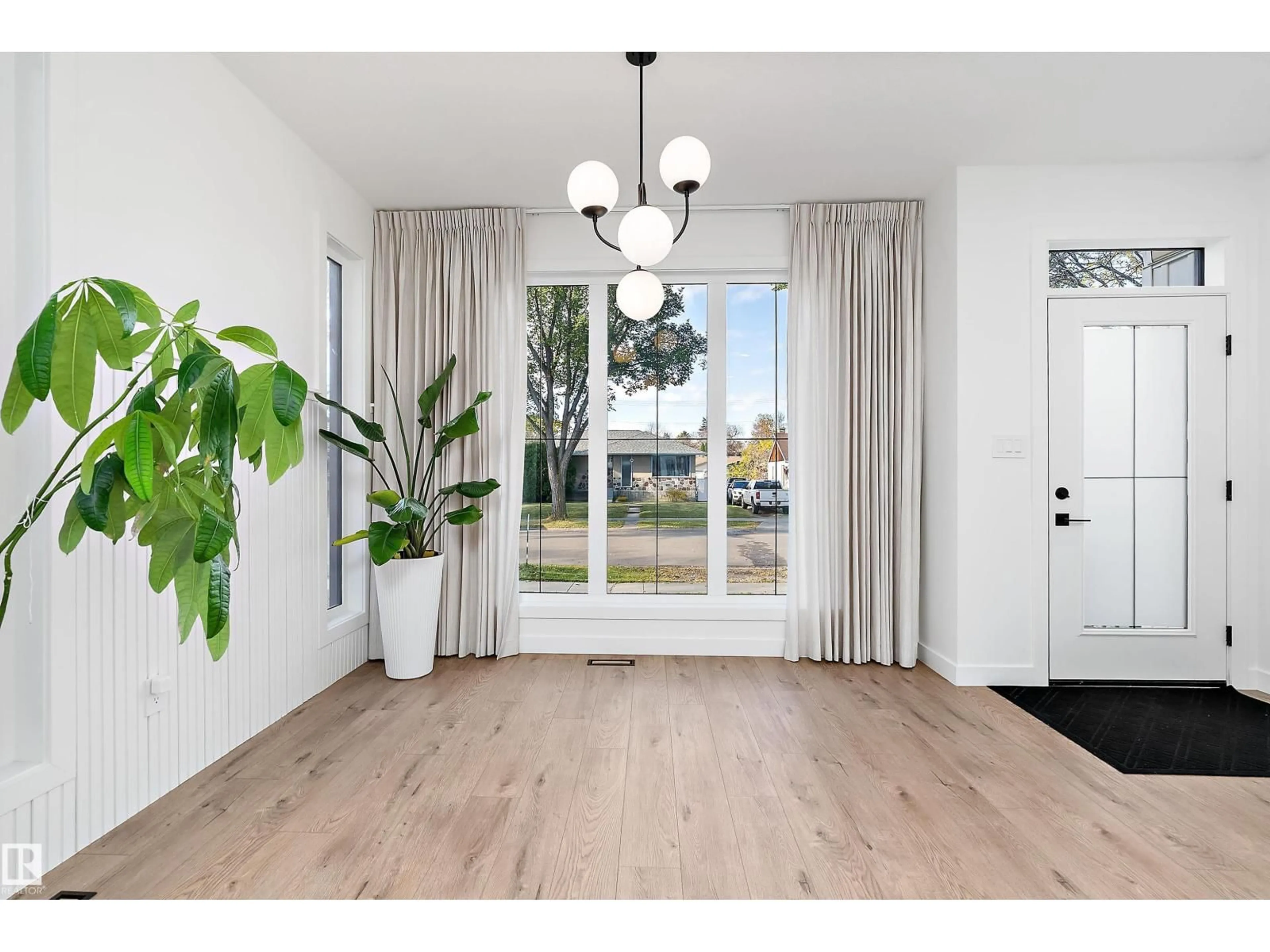 Indoor entryway for 9727 153 ST, Edmonton Alberta T5P2A4