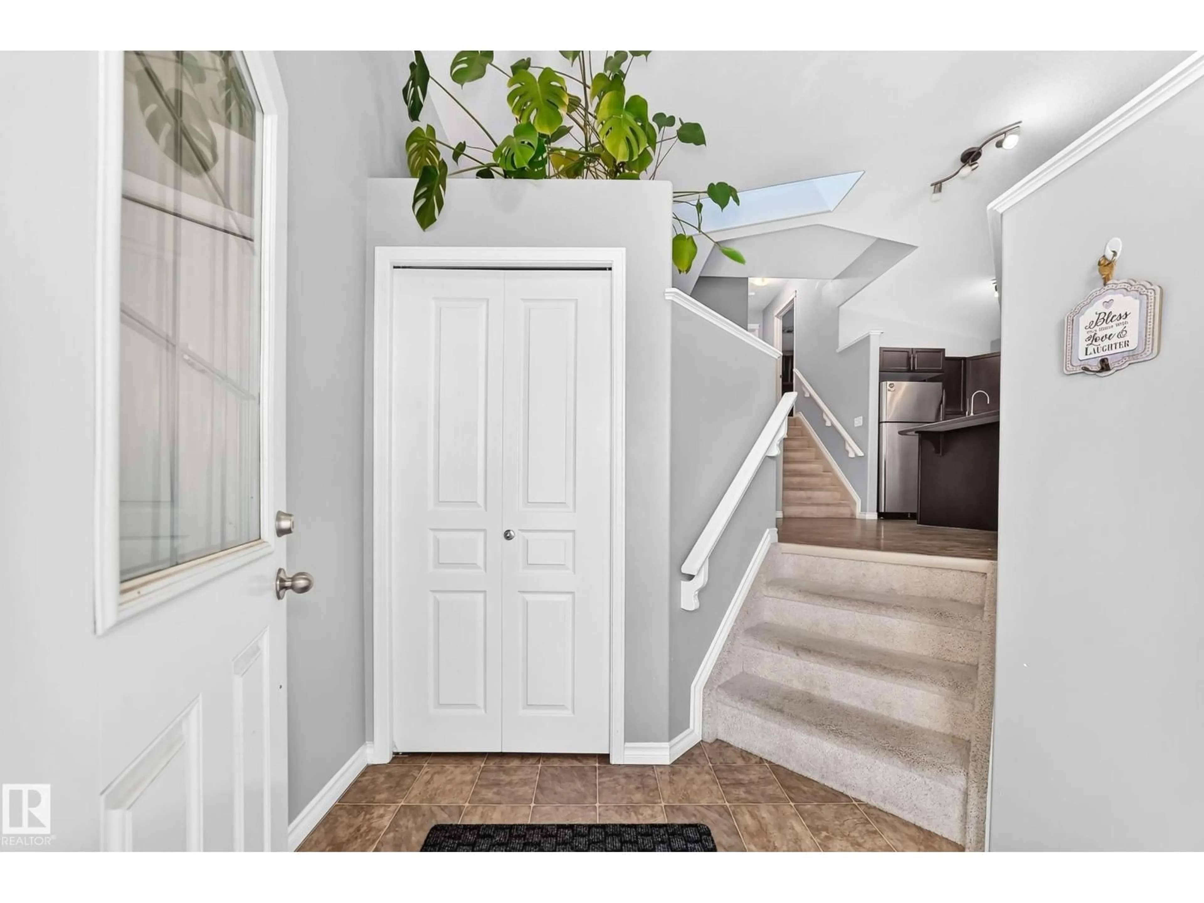 Indoor entryway for 21211 59 AV, Edmonton Alberta T6M0H5