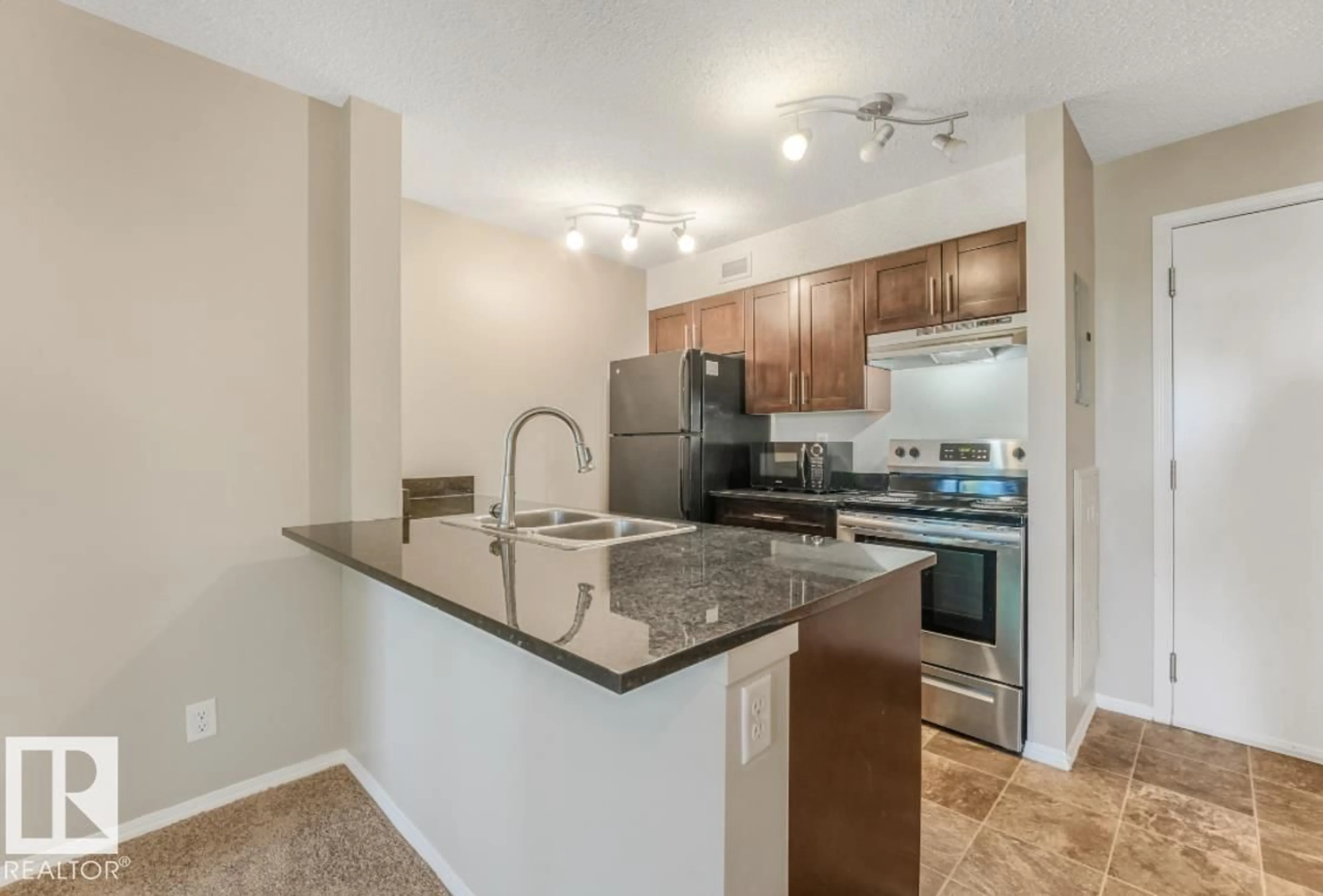 Standard kitchen, unknown for 530 WATT BV, Edmonton Alberta T6X1P7