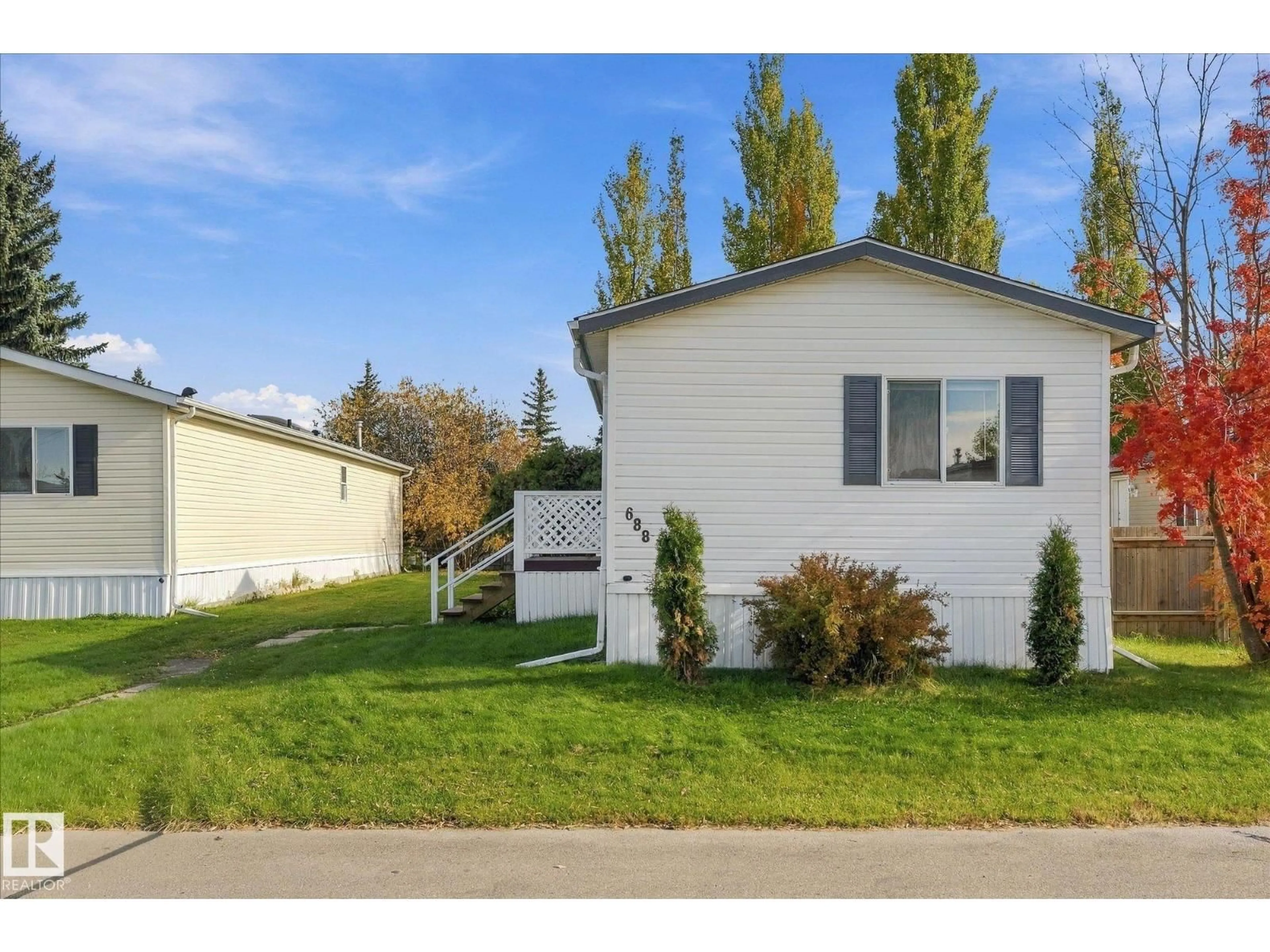 Home with vinyl exterior material, street for 688 RANGE ROAD 272 RANGE ROAD, Rural Parkland County Alberta T7X3P8