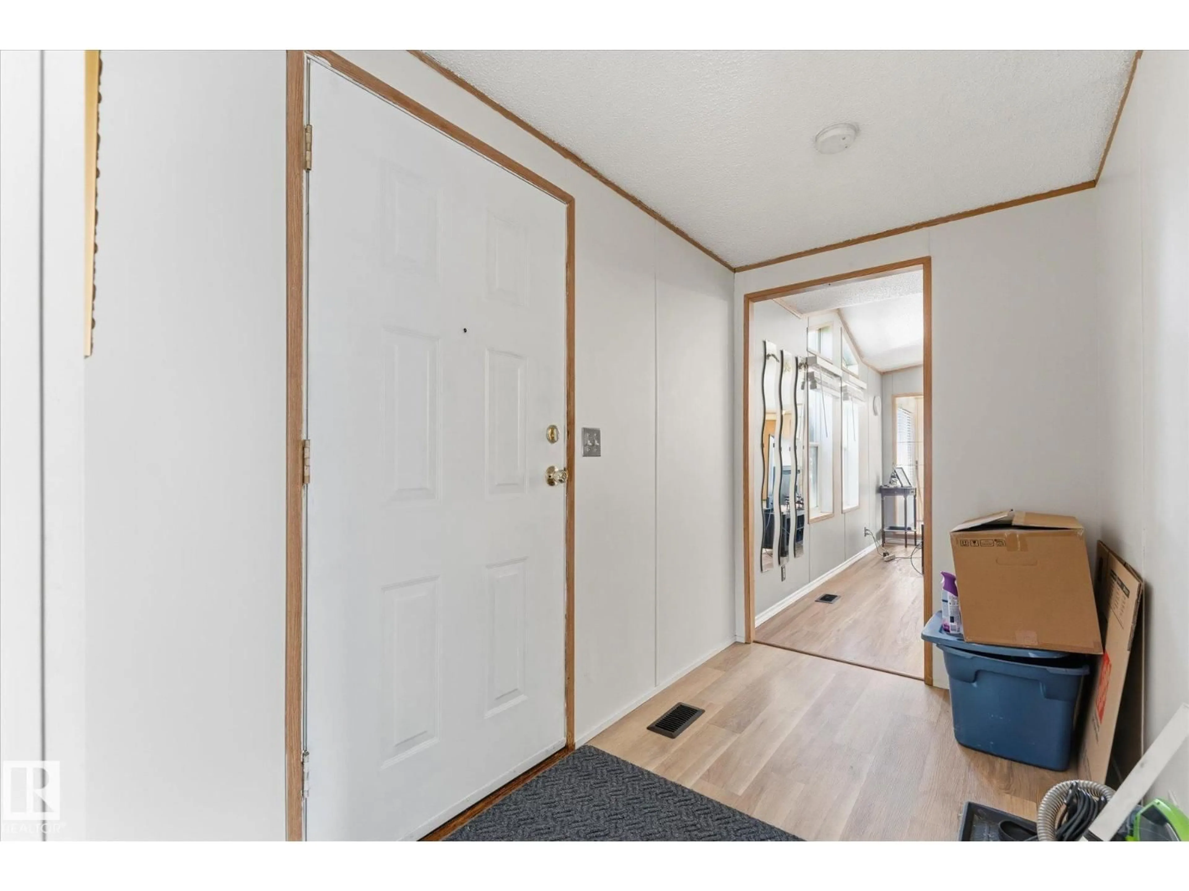 Indoor entryway for 688 RANGE ROAD 272 RANGE ROAD, Rural Parkland County Alberta T7X3P8