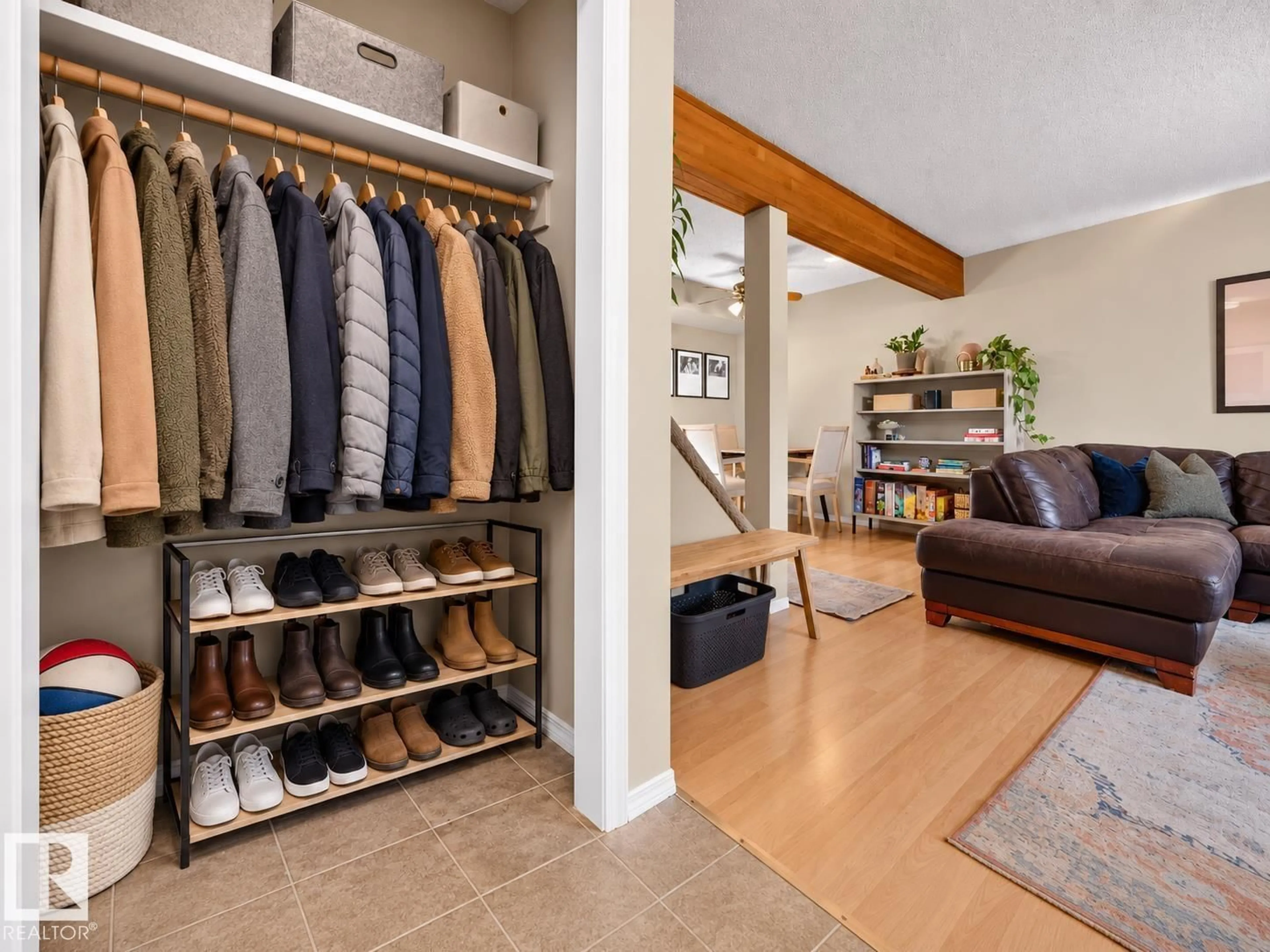 Indoor entryway for 4709 26 AV, Edmonton Alberta T6L4W4