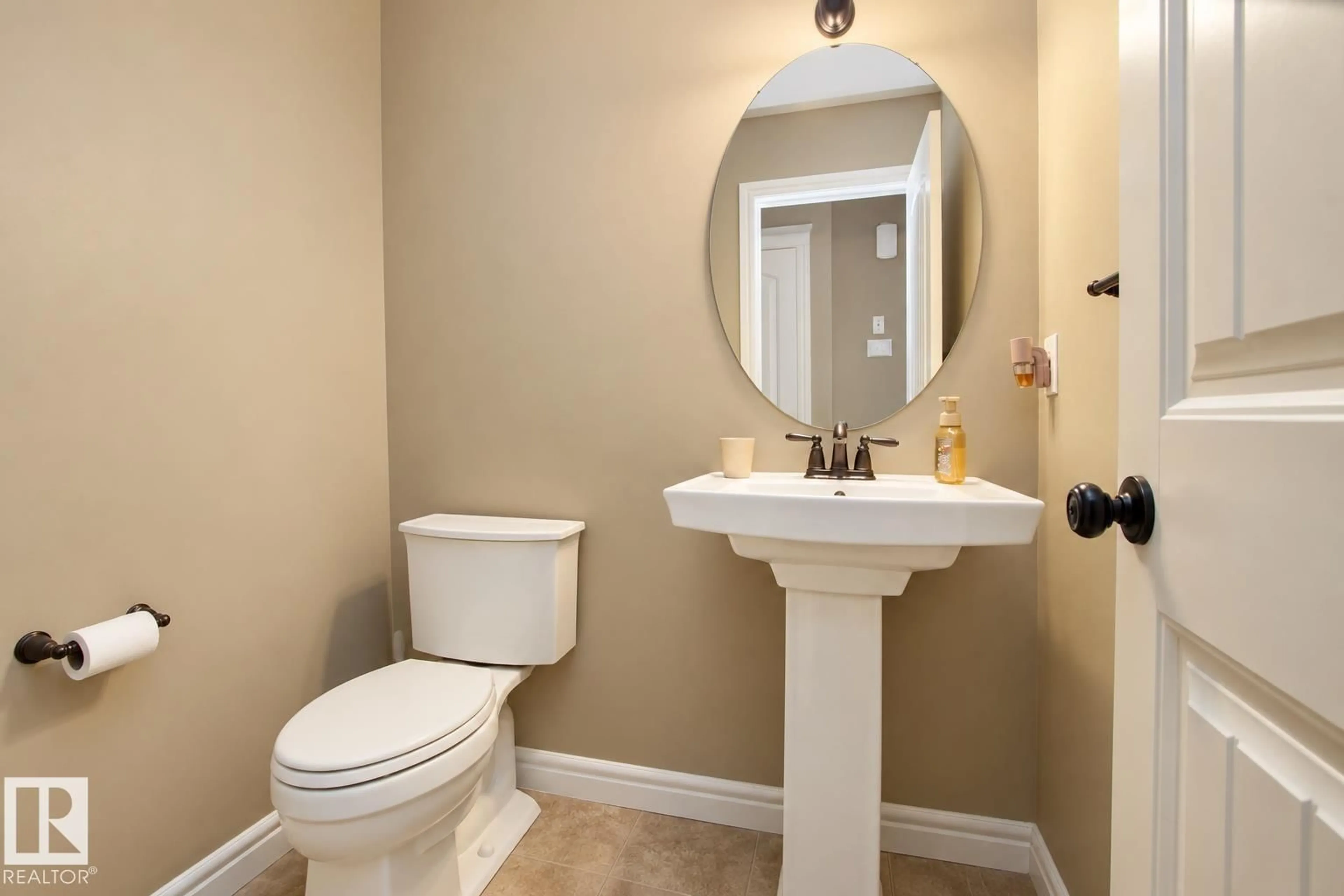 Standard bathroom, ceramic/tile floor for 1316 29 AV, Edmonton Alberta T6T0V7
