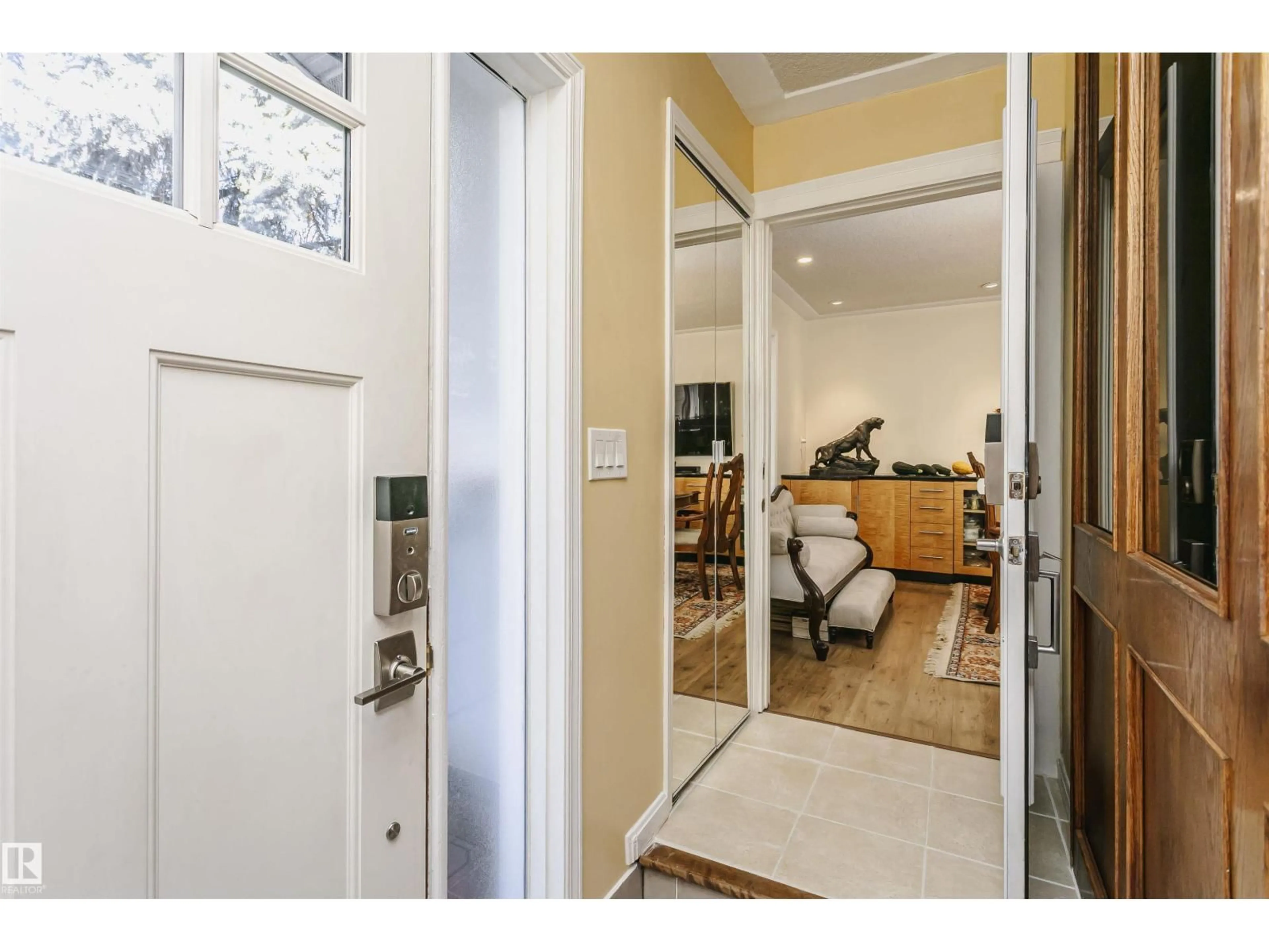 Indoor entryway for 10839 80 AVENUE AVENUE, Edmonton Alberta T6E1V9