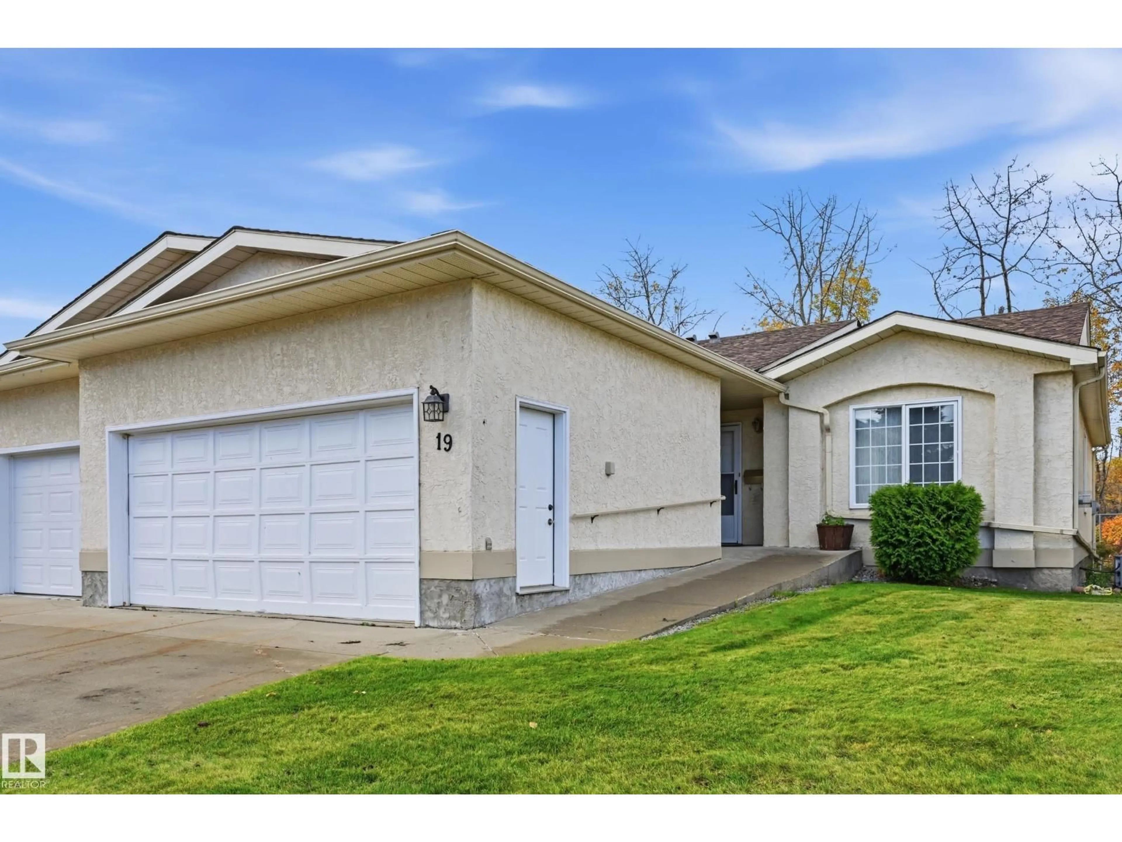 Home with vinyl exterior material, street for 10 - 19 GRANGE DR, St. Albert Alberta T8N5Z2