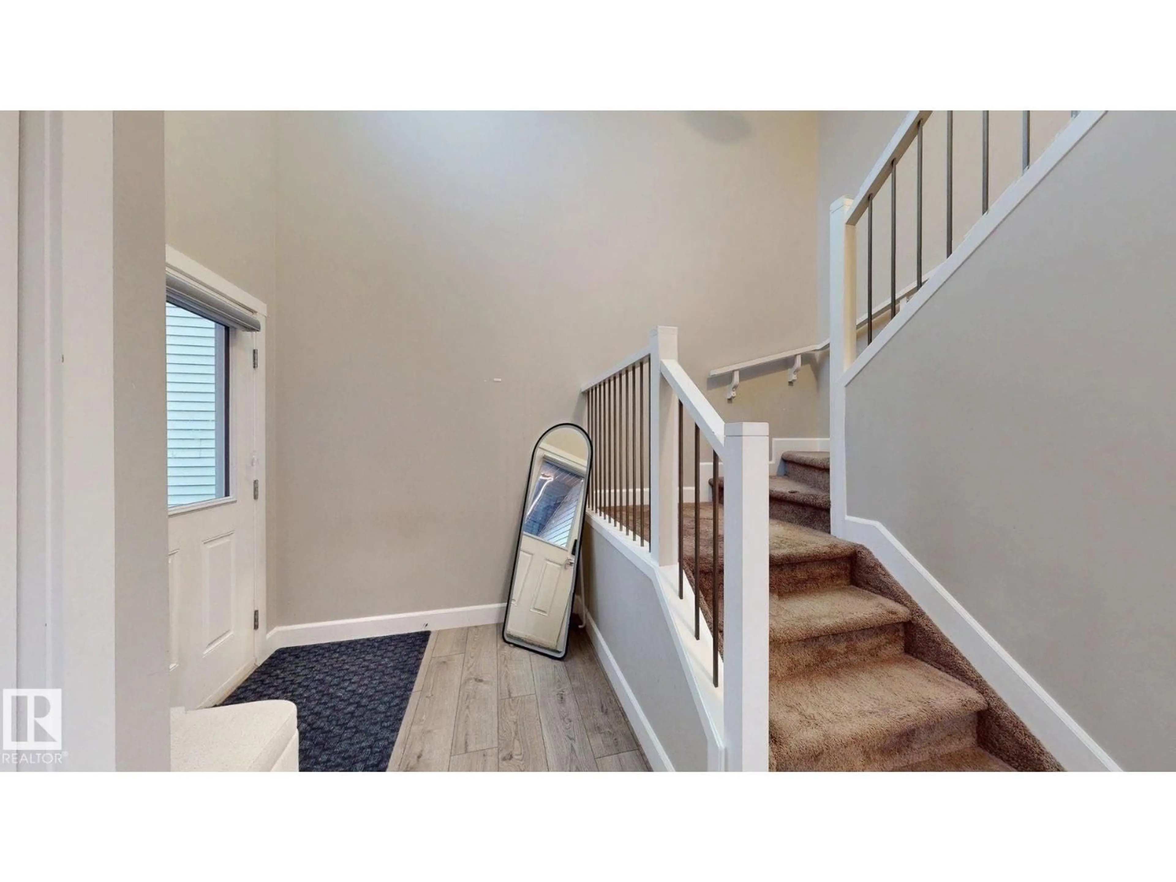 Indoor entryway for 713 40 ST, Edmonton Alberta T6X2G4