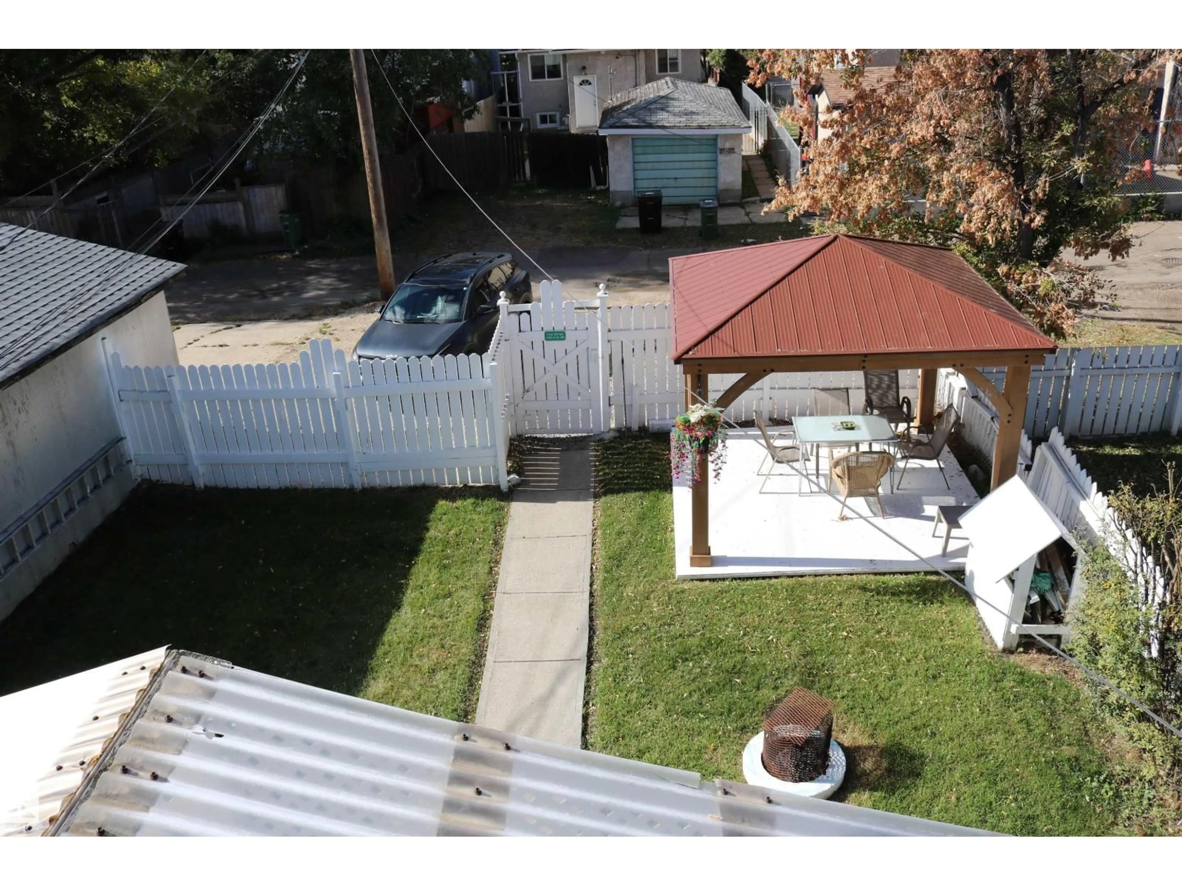 A pic from outside/outdoor area/front of a property/back of a property/a pic from drone, street for NW - 11624 82 ST, Edmonton Alberta T5B1P8