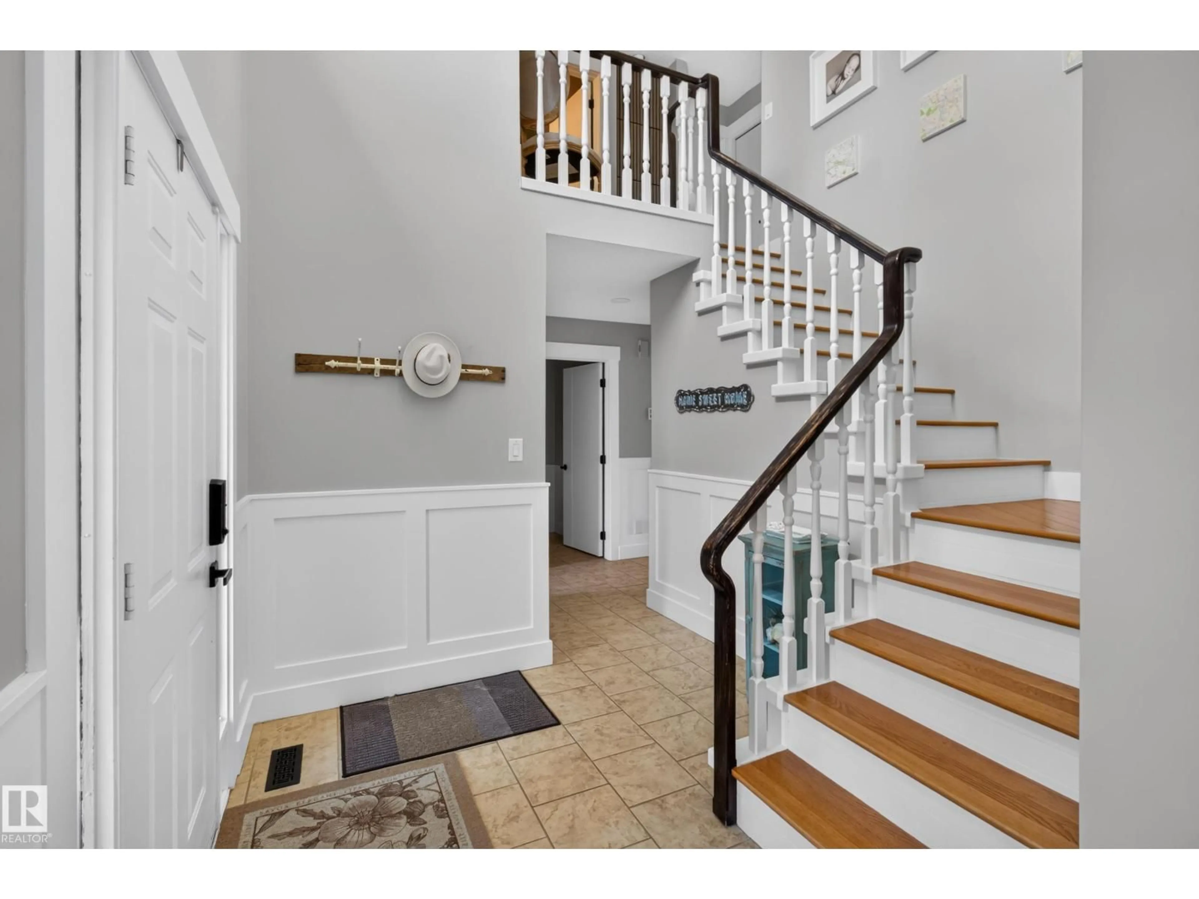 Indoor entryway for 35 RIDGEMONT WY, Sherwood Park Alberta T8A5M9