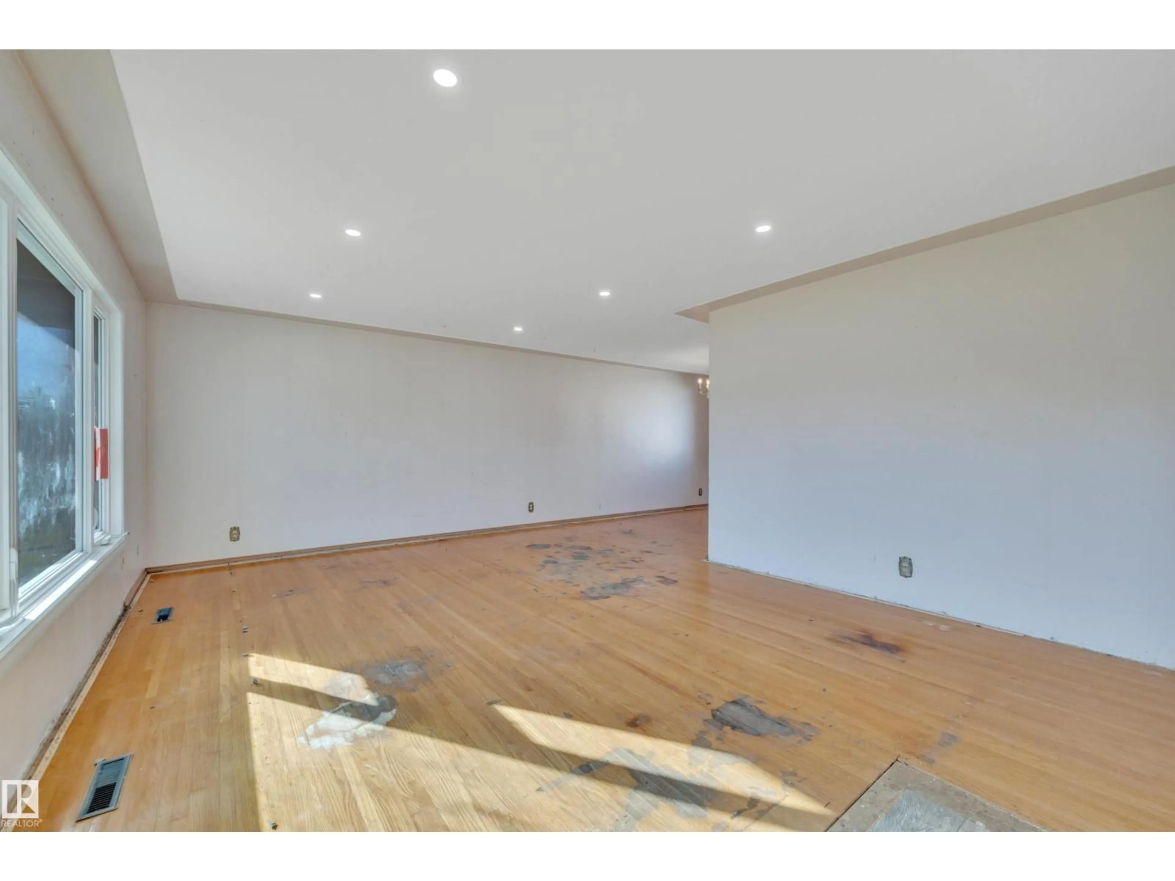 A pic of a room for 10226 72 ST, Edmonton Alberta T6A2W5