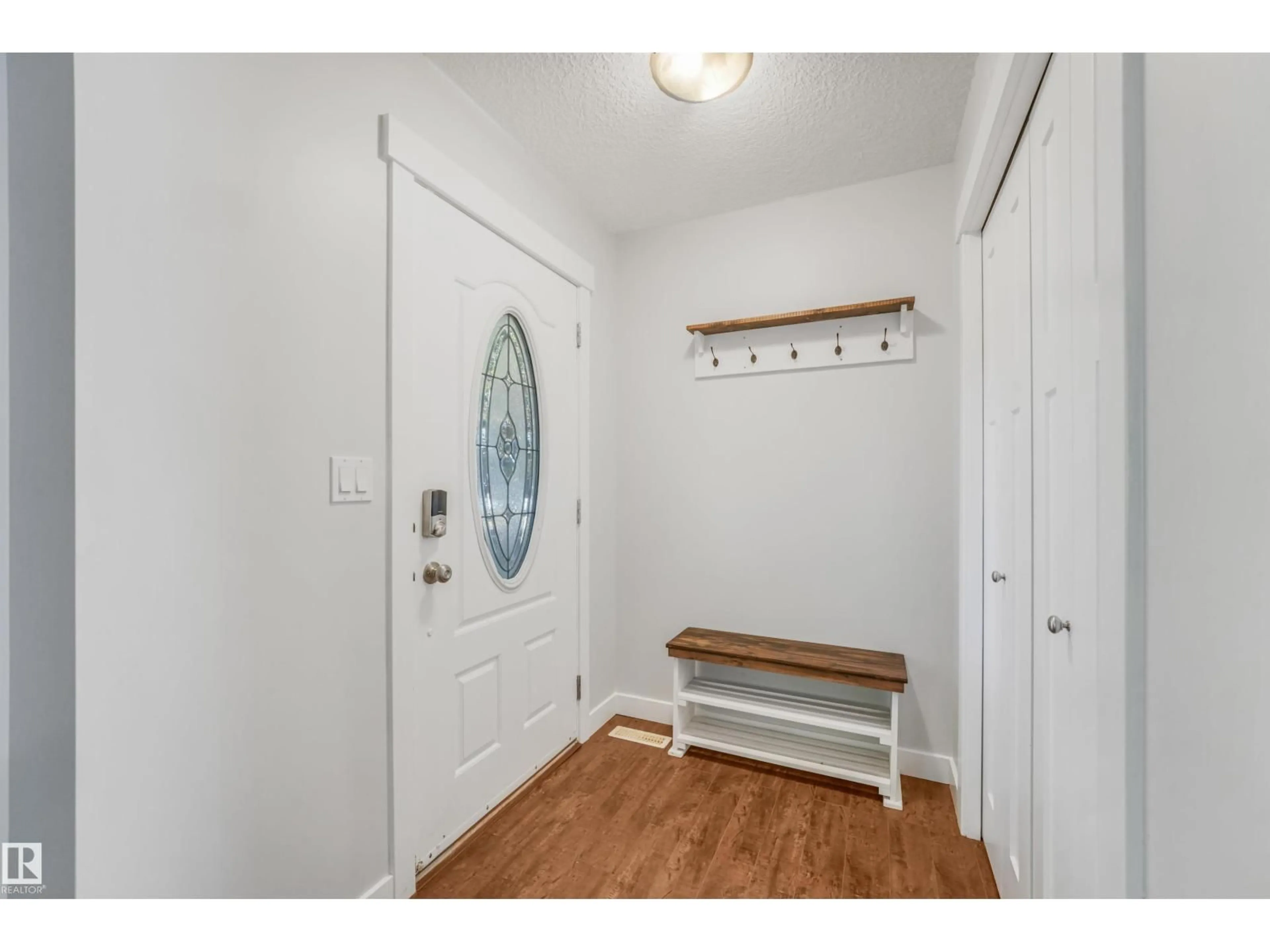 Indoor entryway for 11236 89 ST, Edmonton Alberta T5B3T4