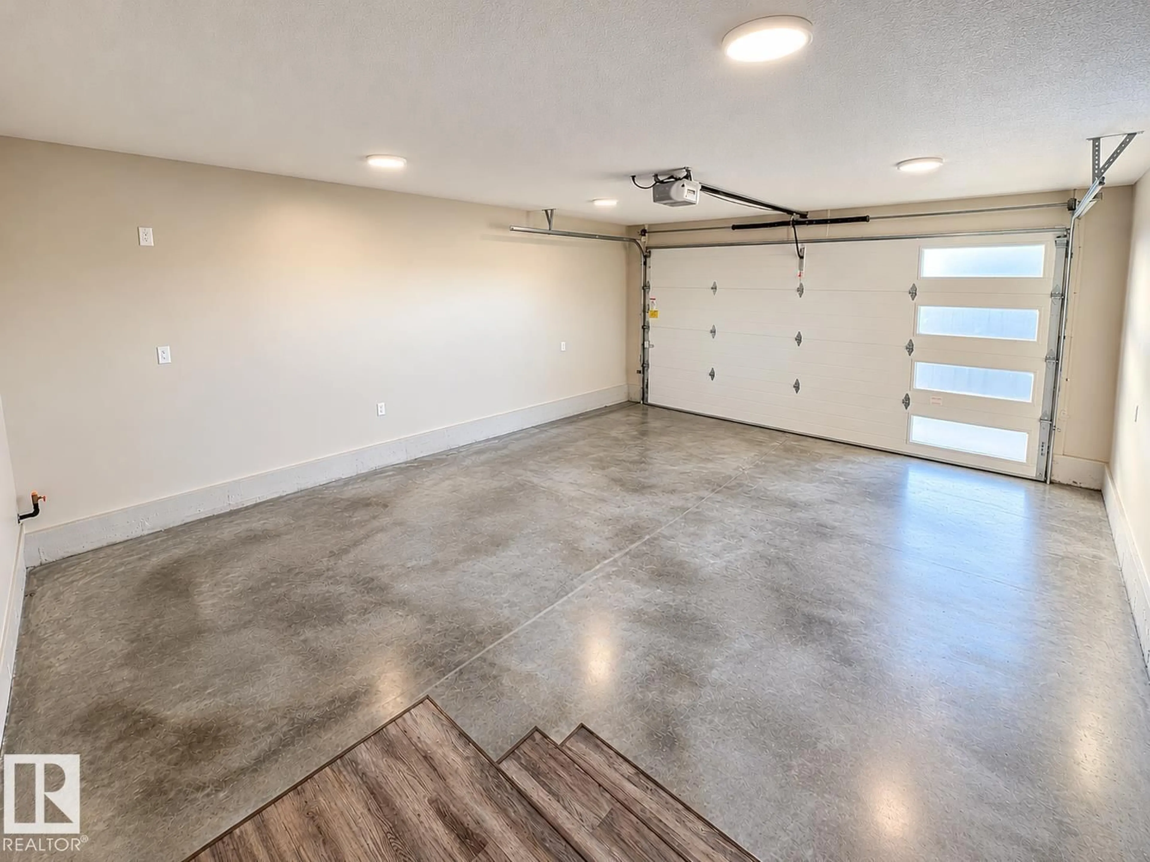 Indoor garage for 1 WHITETAIL WY, Mundare Alberta T0B3H0