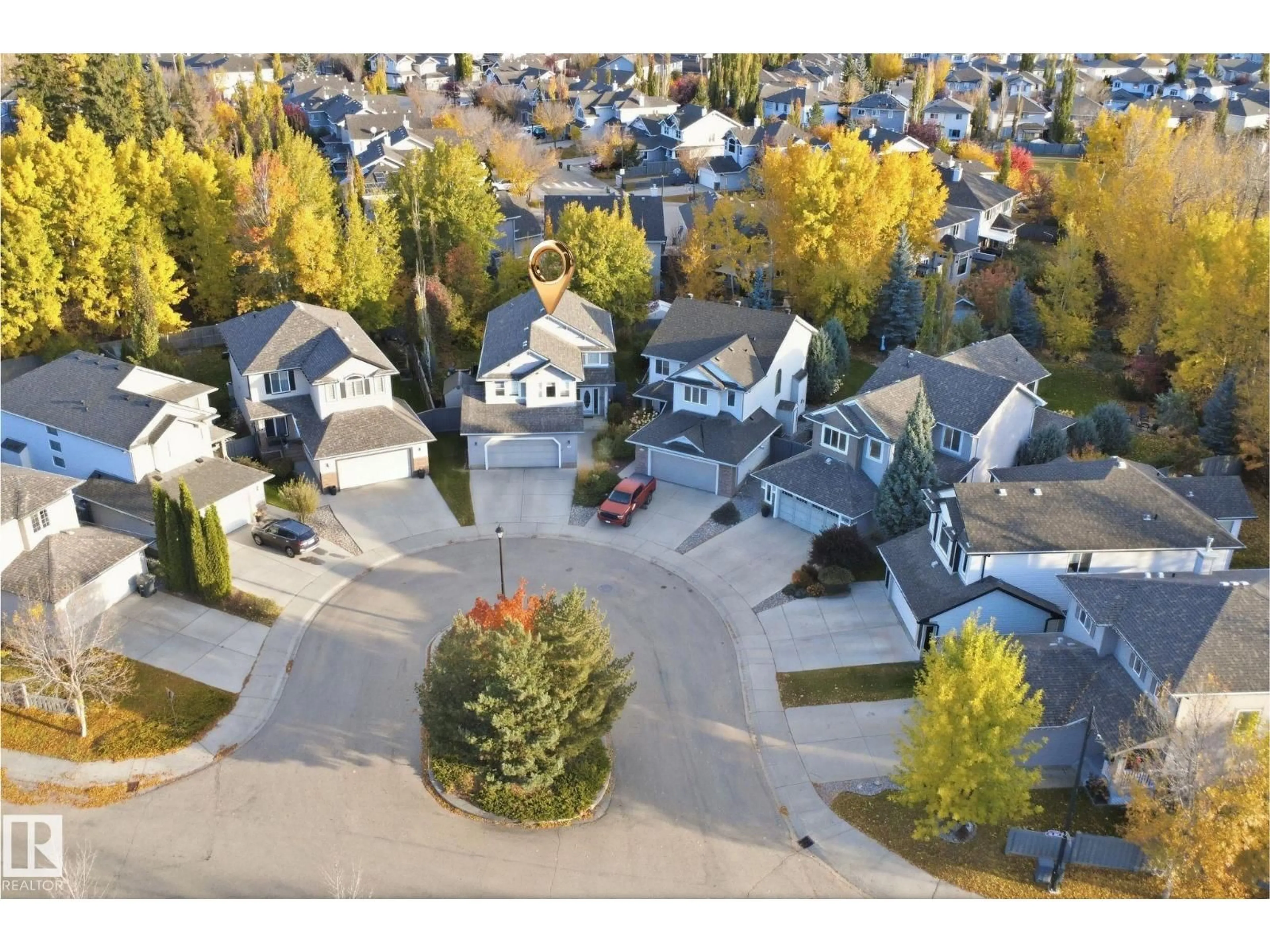 A pic from outside/outdoor area/front of a property/back of a property/a pic from drone, street for 4616 209 ST, Edmonton Alberta T6M0G5