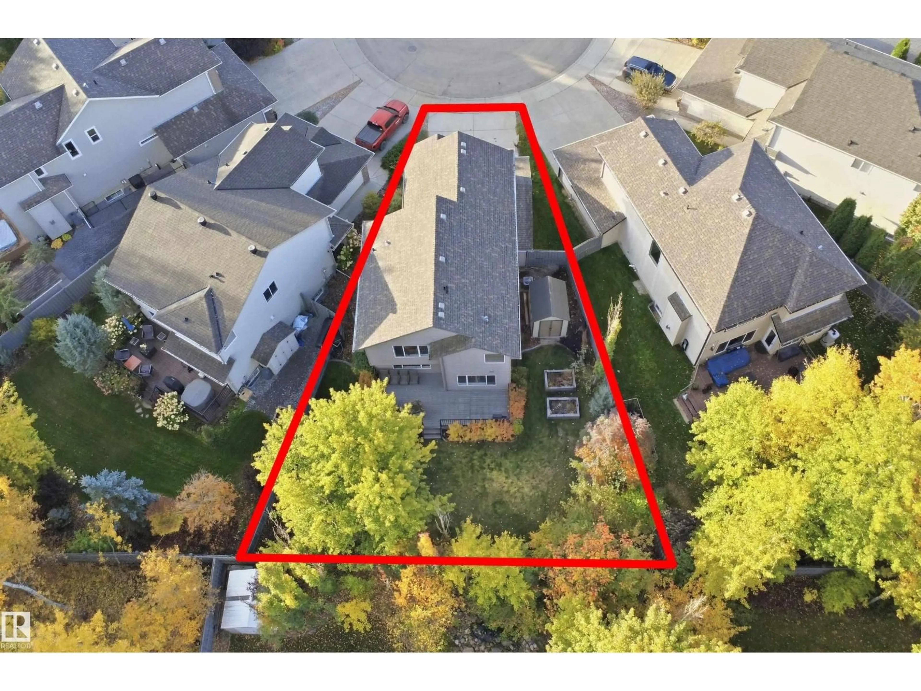 A pic from outside/outdoor area/front of a property/back of a property/a pic from drone, street for 4616 209 ST, Edmonton Alberta T6M0G5