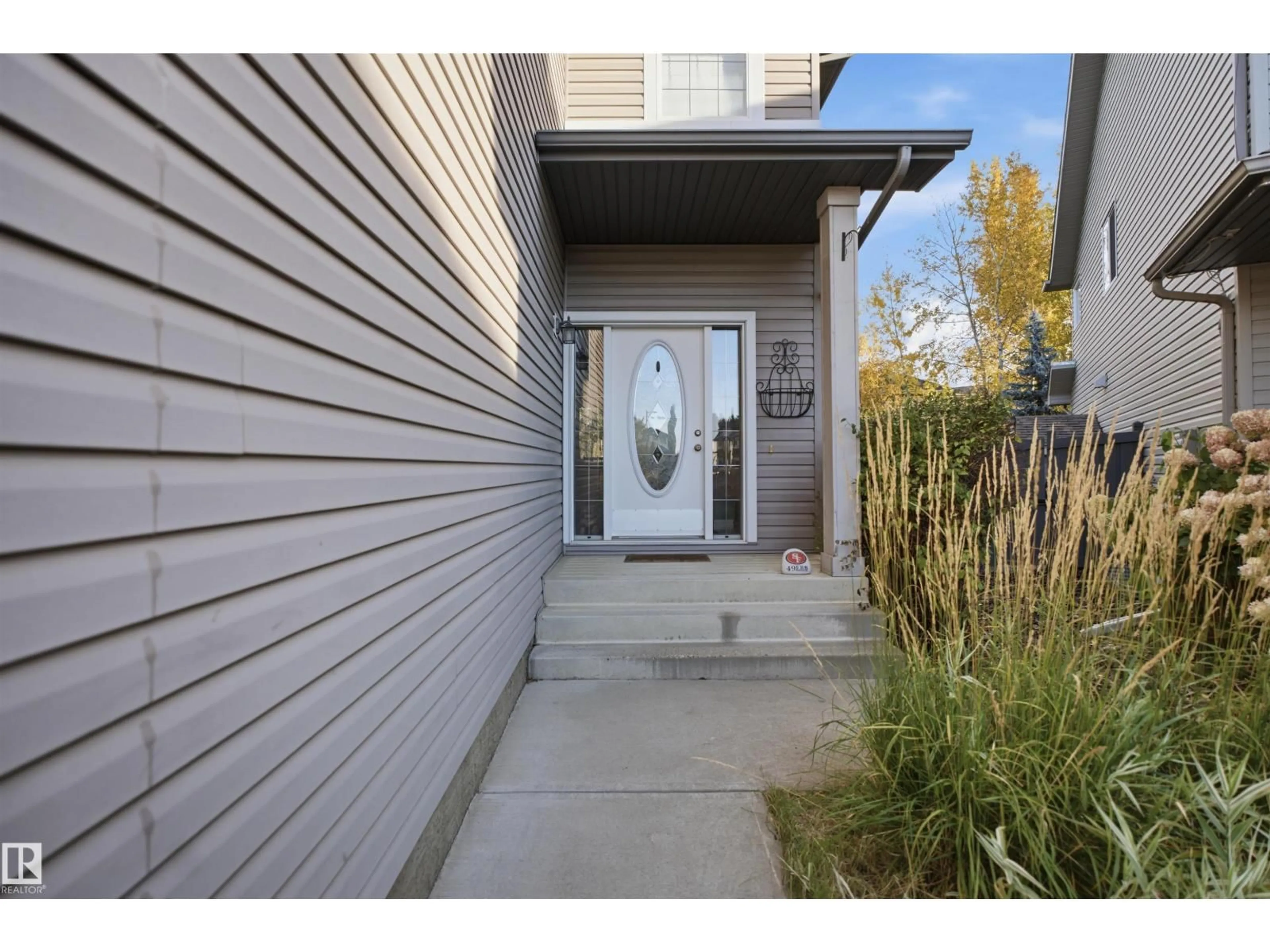Indoor entryway for 4616 209 ST, Edmonton Alberta T6M0G5