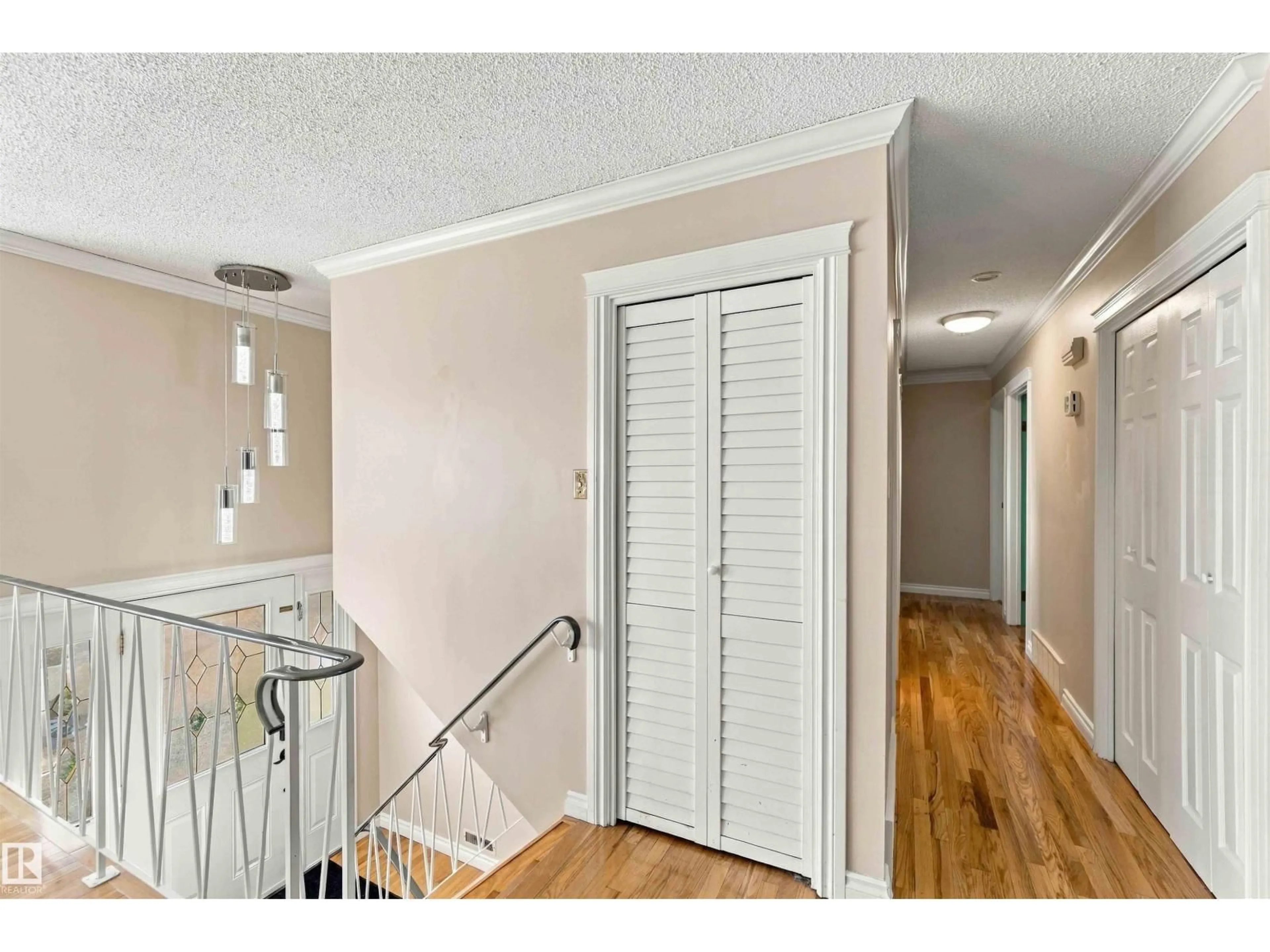 Indoor entryway for 14612 115 STREET, Edmonton Alberta T5X1H8