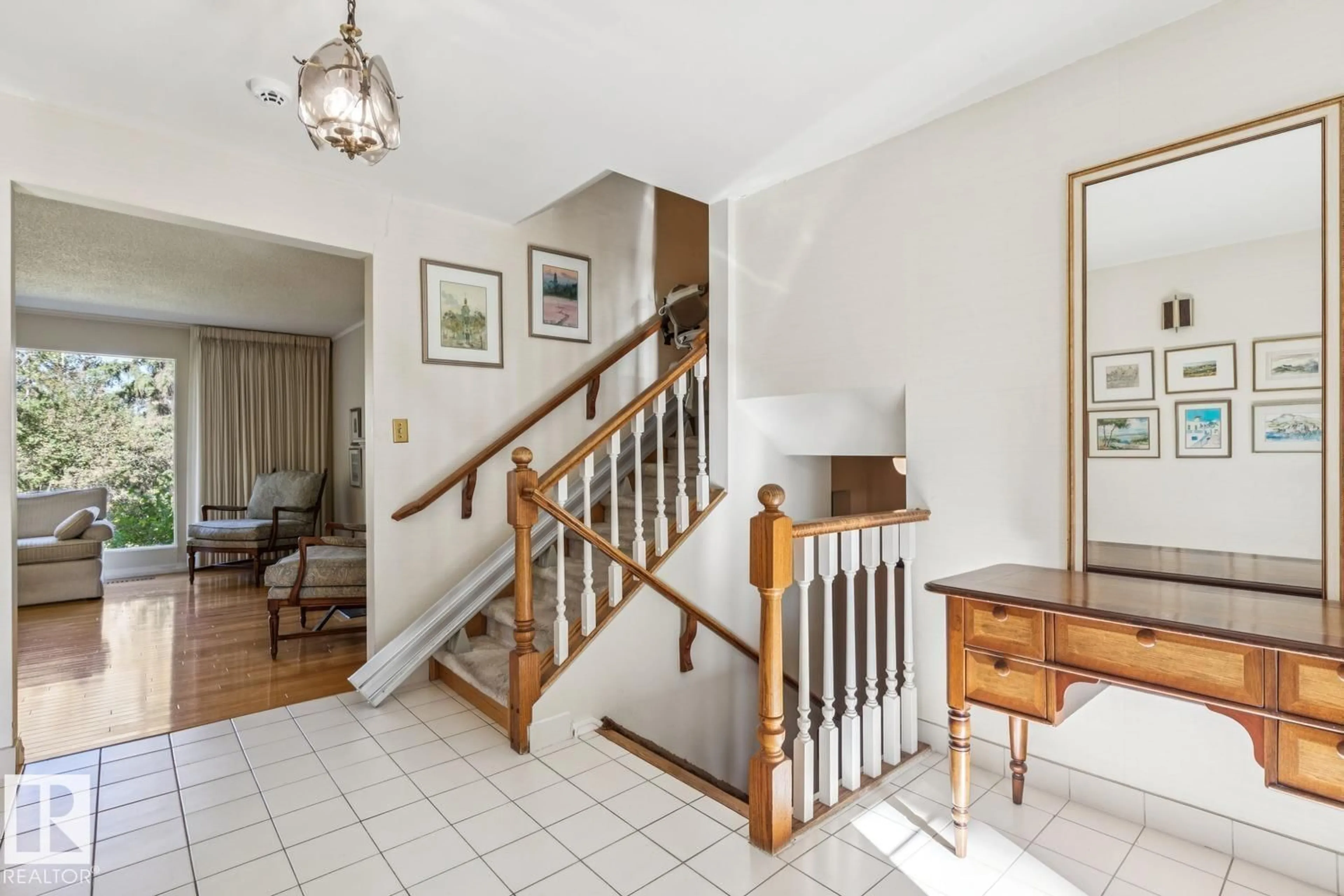 Indoor foyer for 60 QUESNELL CR, Edmonton Alberta T5R5N9