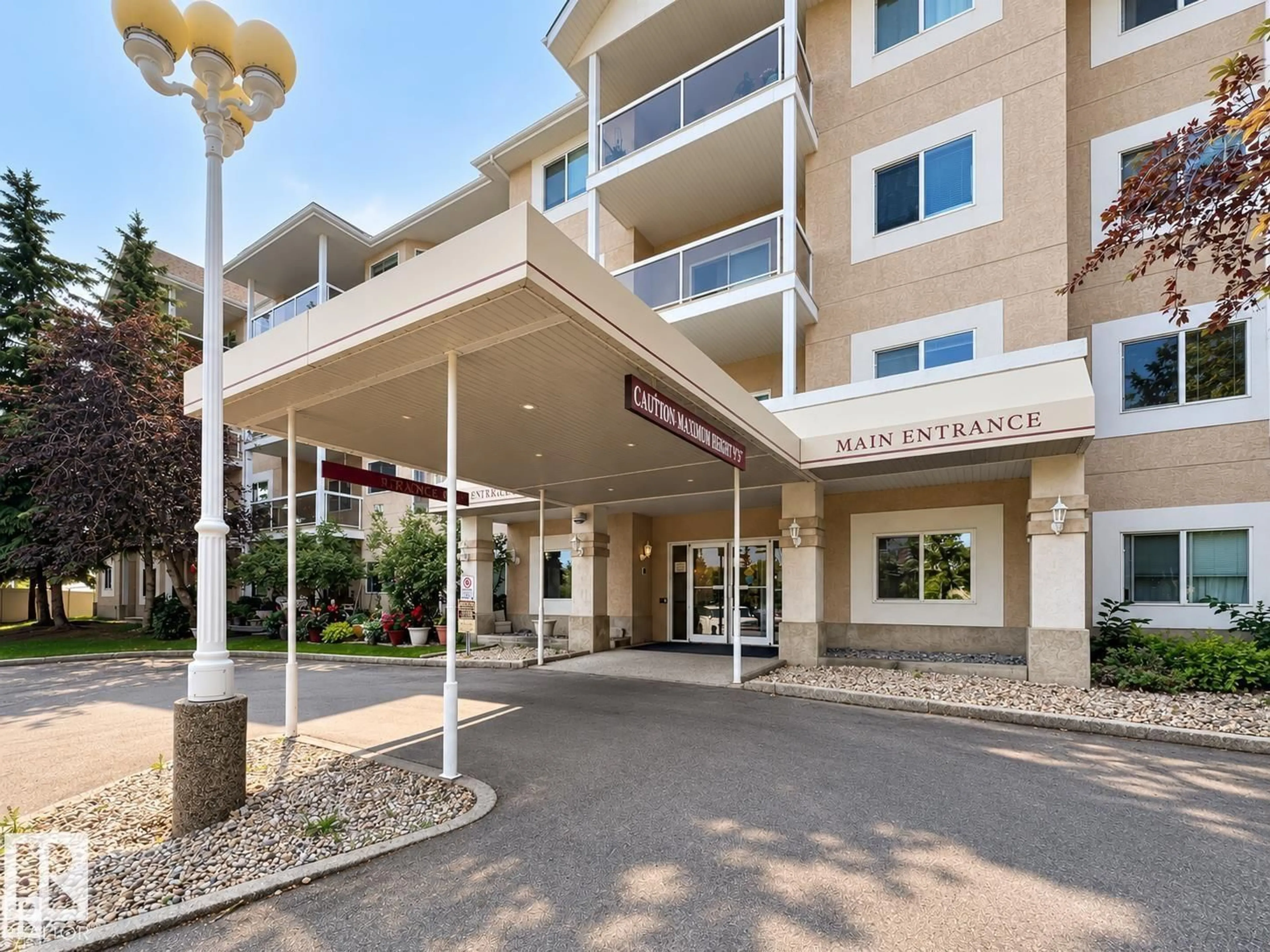 Indoor foyer for 110 - 10511 42 AV, Edmonton Alberta T6J7G8