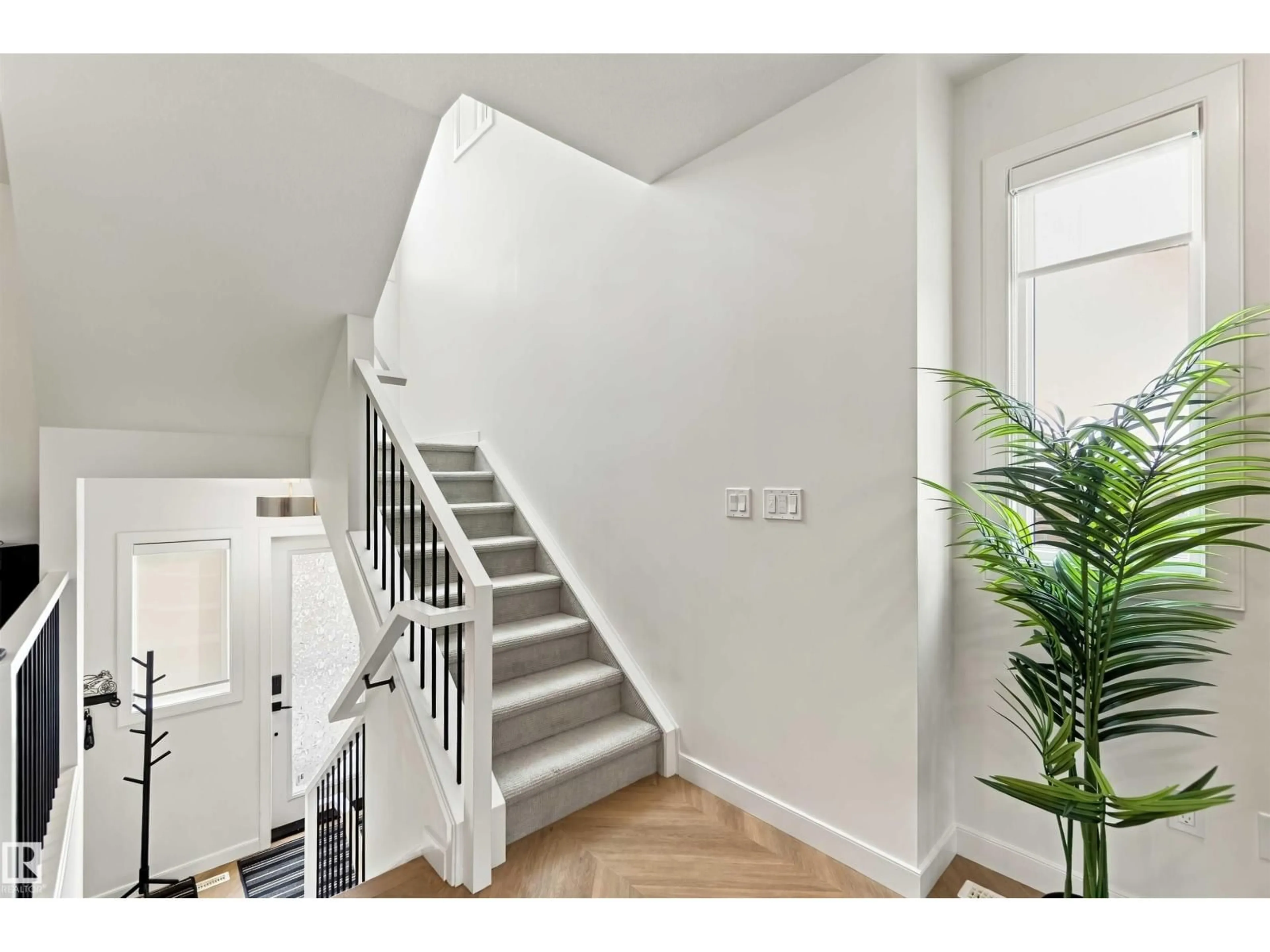 Stairs for SW - 4204 HAWTHORN RO, Edmonton Alberta T6X2Y7