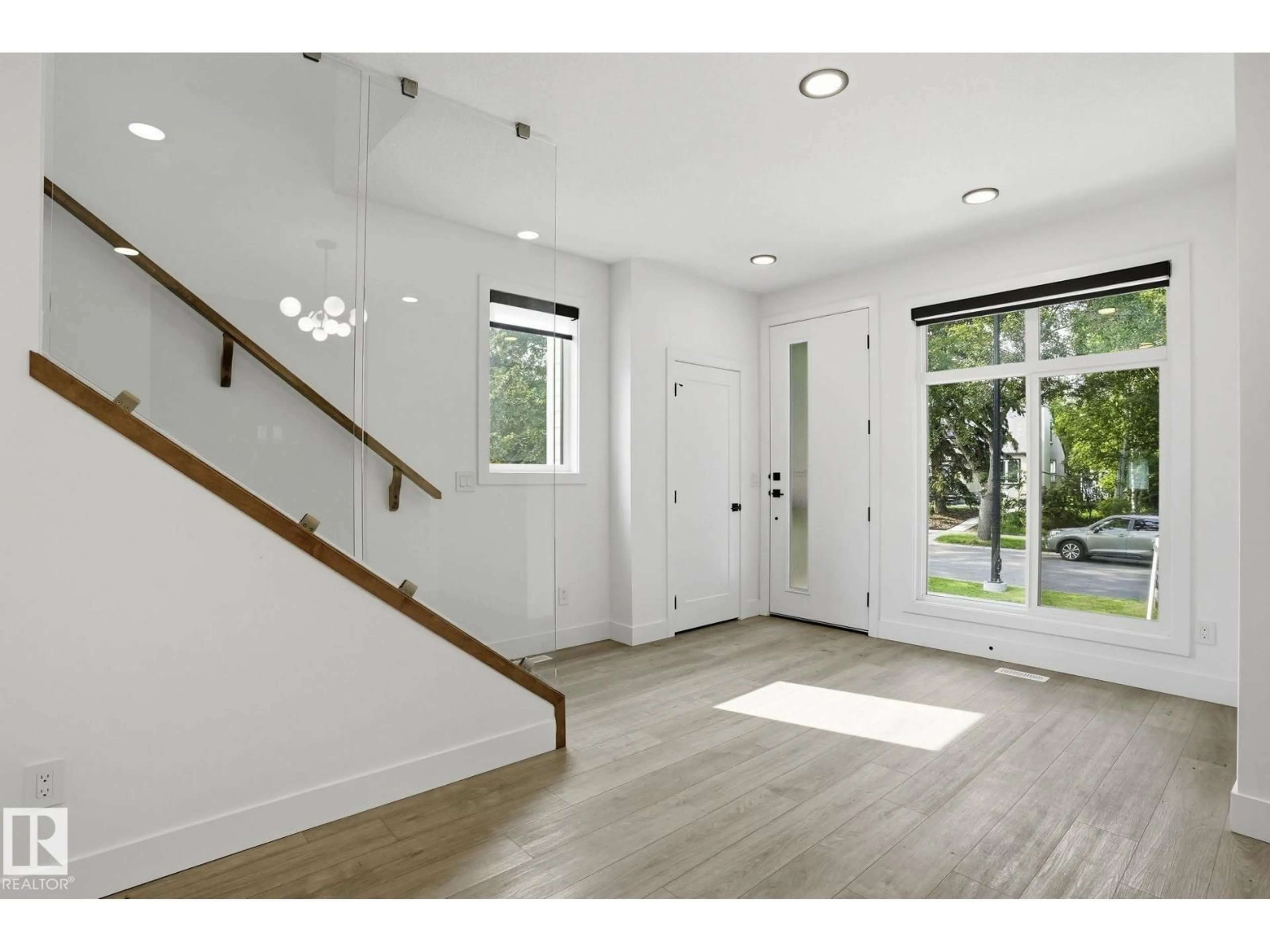 Indoor entryway for 13909 107A AV, Edmonton Alberta T5M2A8