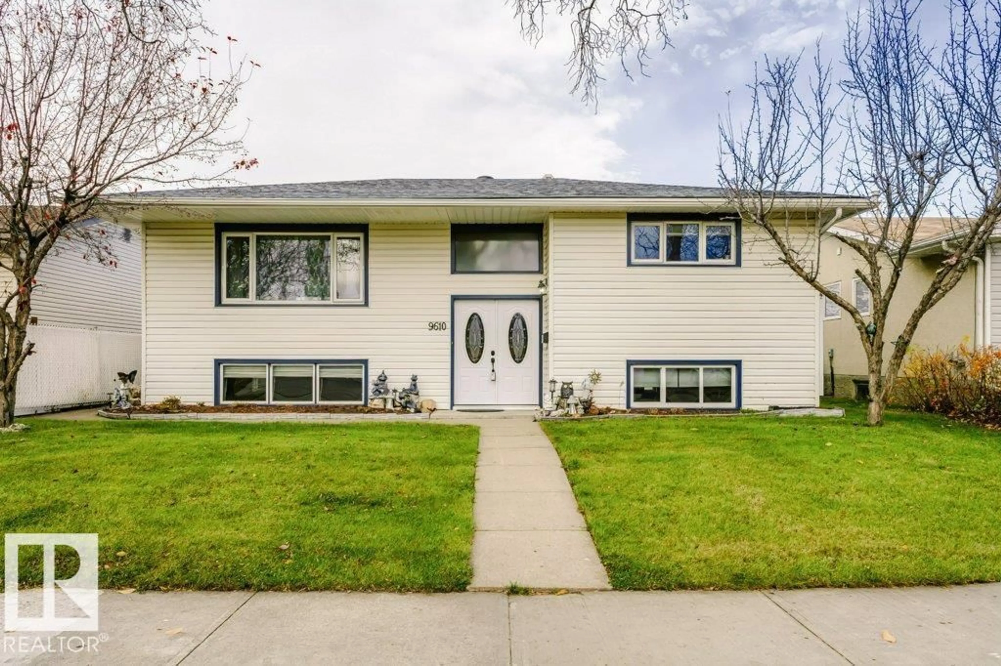 Home with vinyl exterior material, street for 9610 93 AV, Fort Saskatchewan Alberta T8L1N2