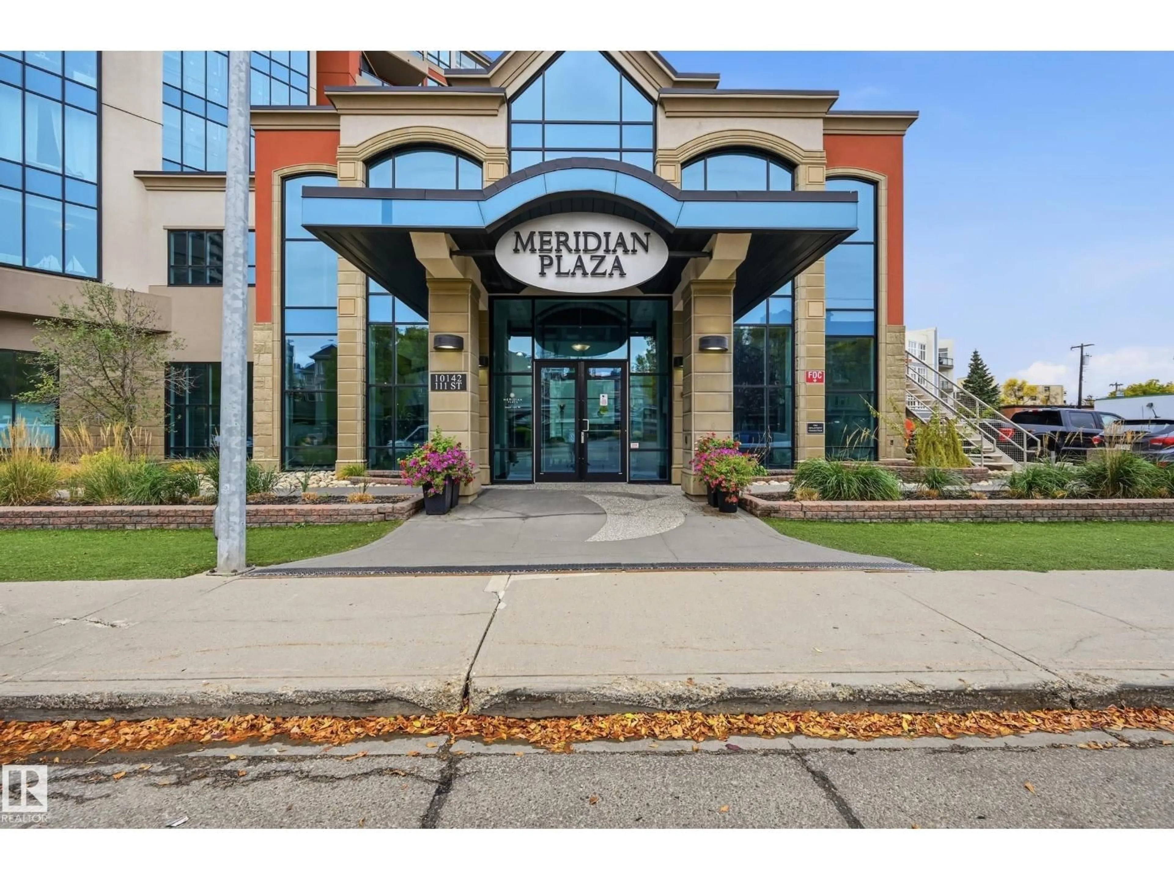 Indoor foyer for 909 10142 111 ST NW, Edmonton Alberta T5K1K6