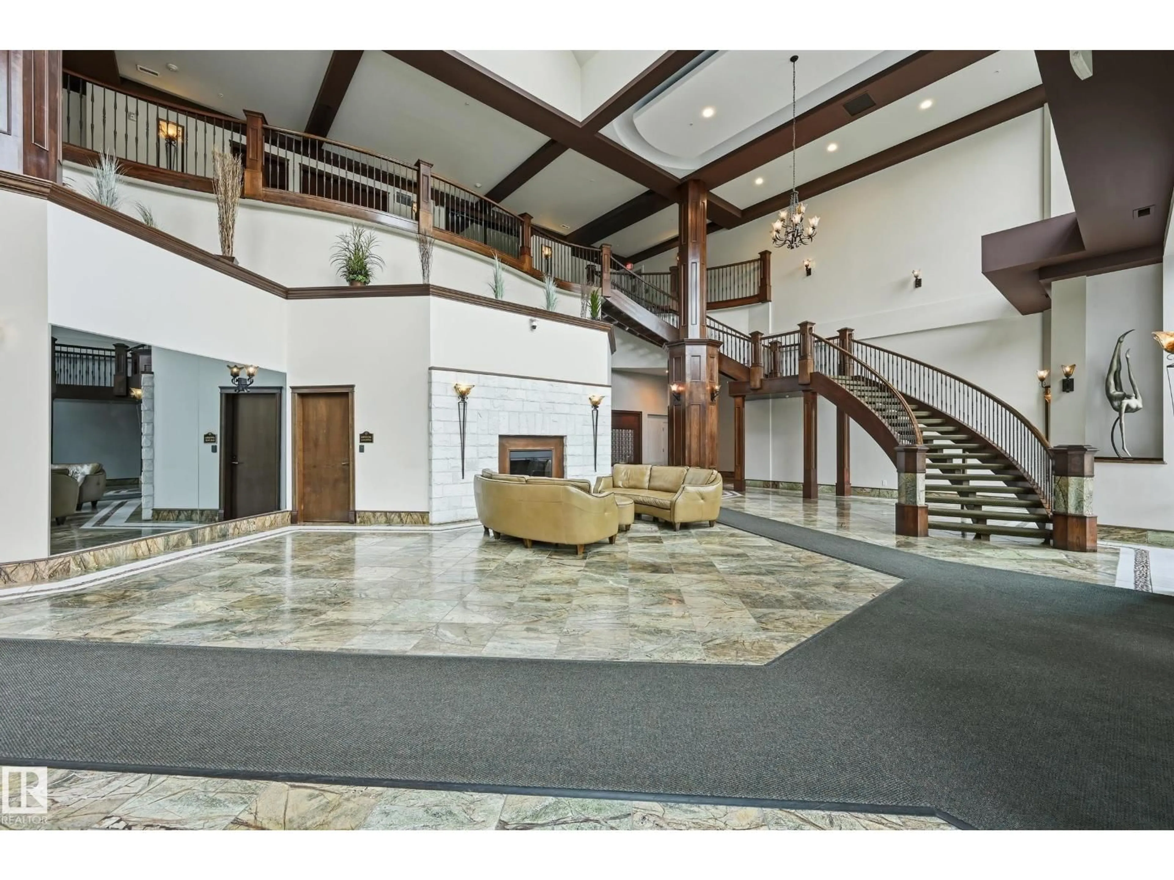 Indoor foyer for 909 10142 111 ST NW, Edmonton Alberta T5K1K6