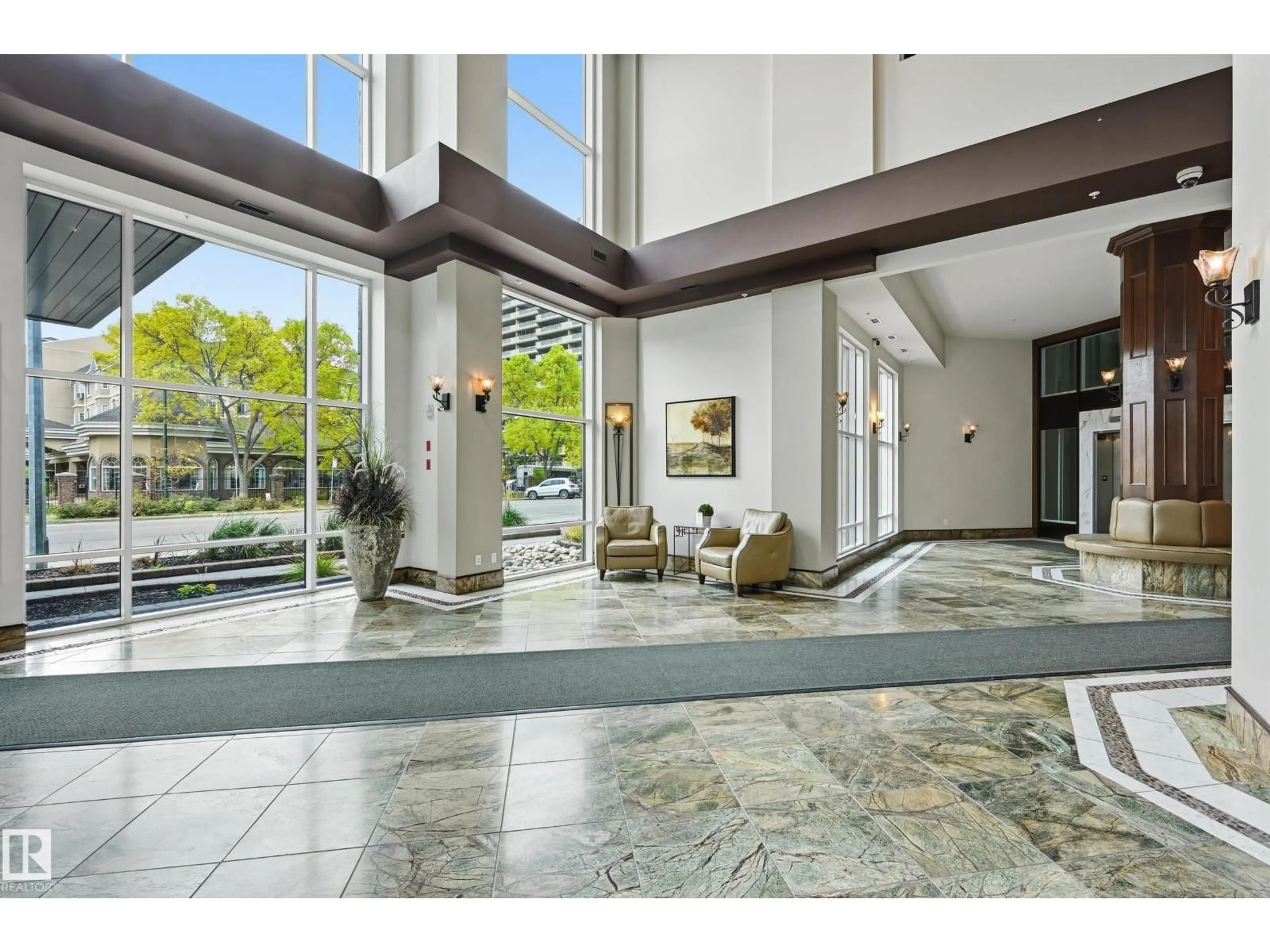 Indoor foyer for 909 10142 111 ST NW, Edmonton Alberta T5K1K6