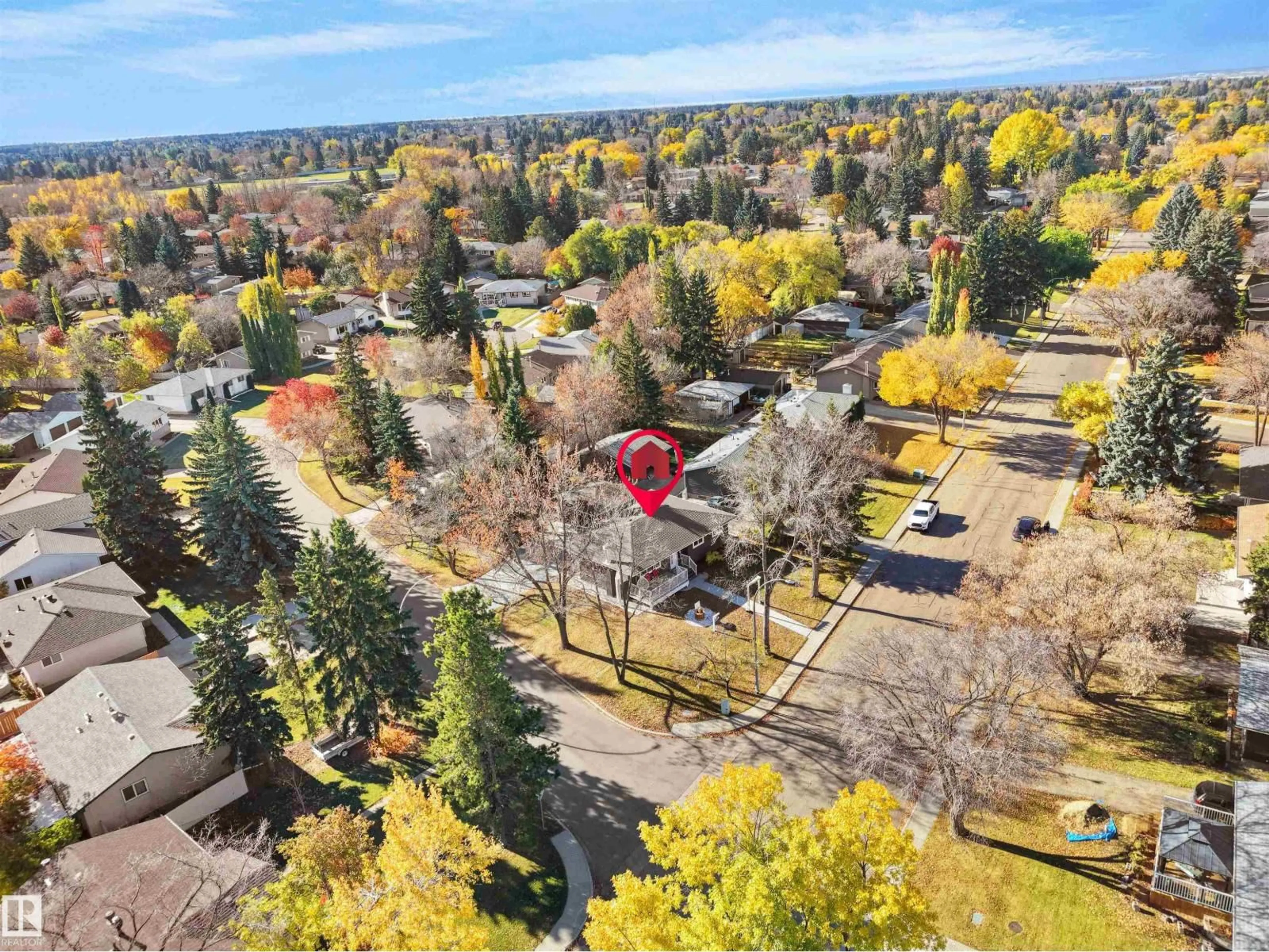 A pic from outside/outdoor area/front of a property/back of a property/a pic from drone, street for 53 RAVEN DR, Sherwood Park Alberta T8A0C6