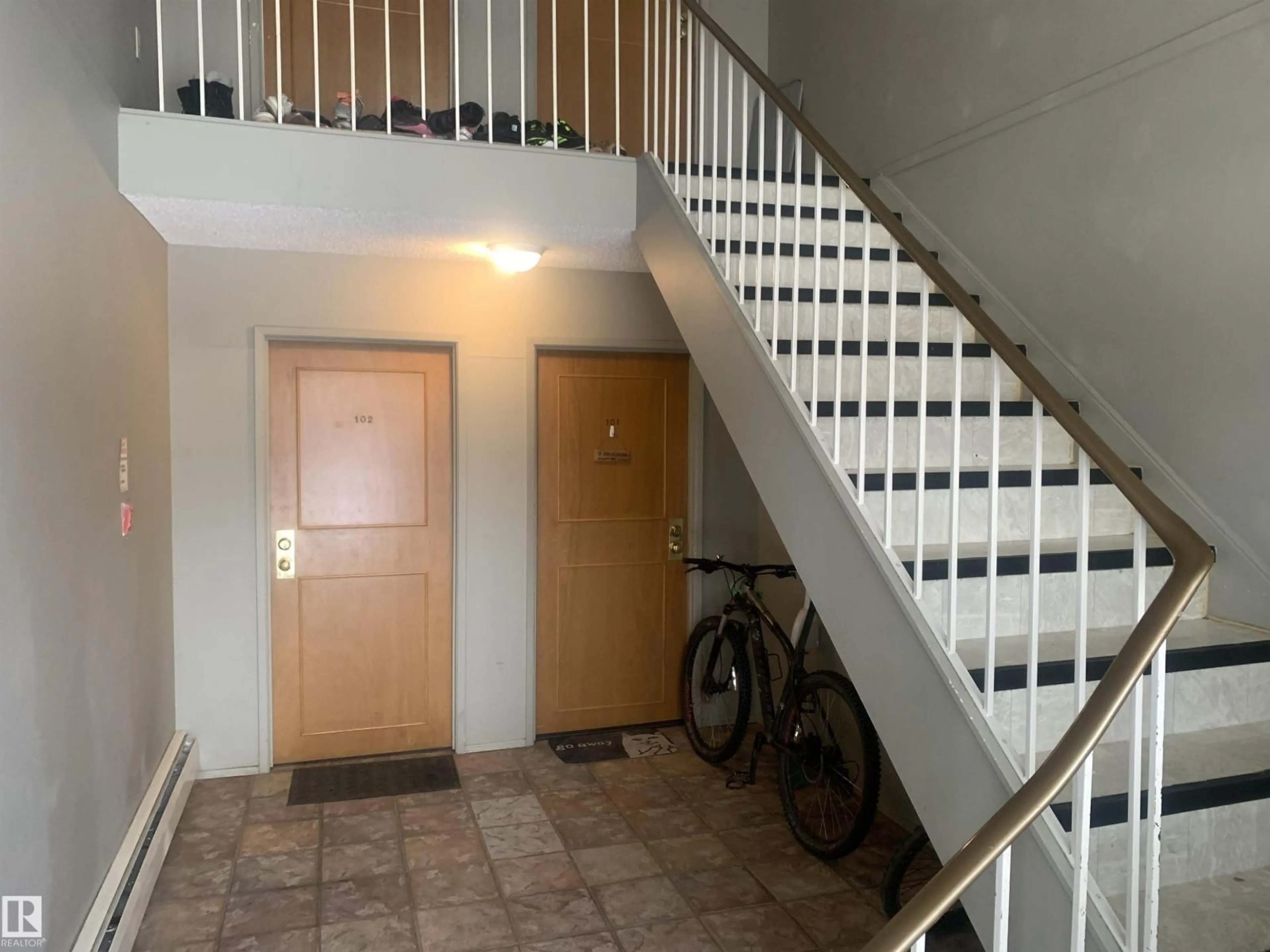 Indoor foyer for 7708 91 ST, Edmonton Alberta T6C4L7