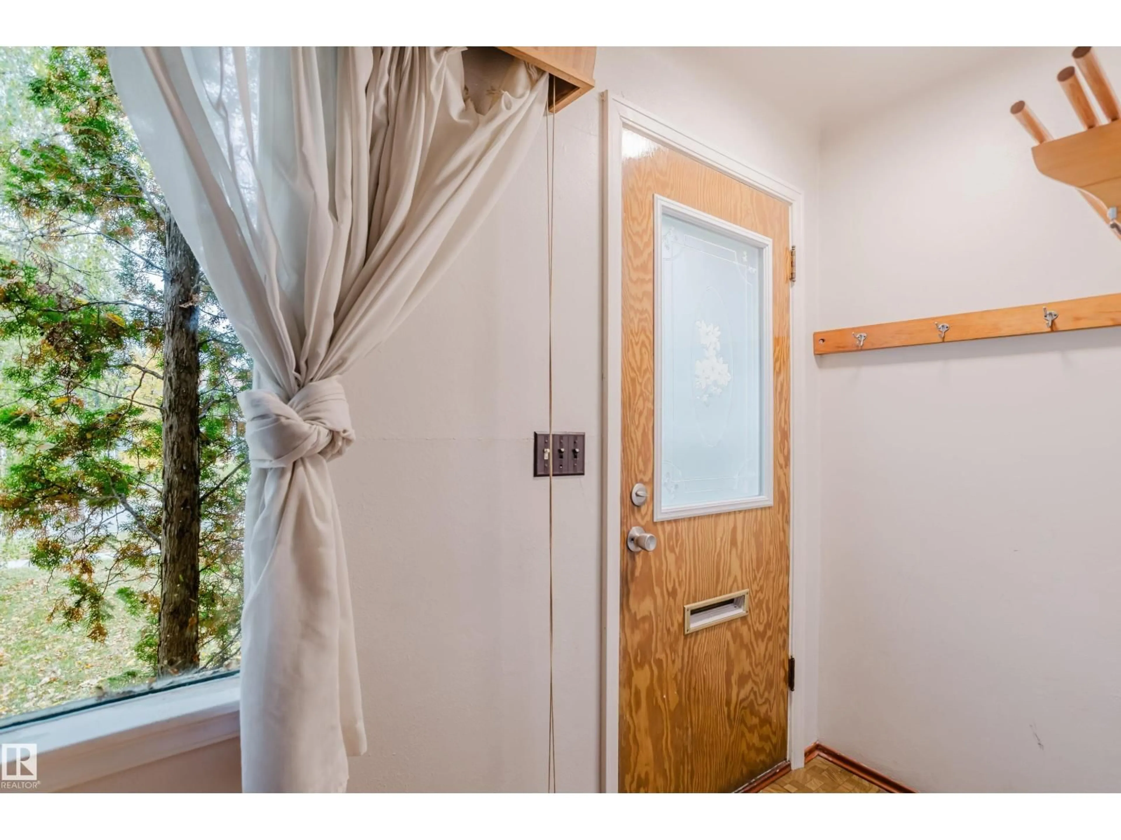 Indoor entryway for 9303 86 ST, Edmonton Alberta T6C3E6