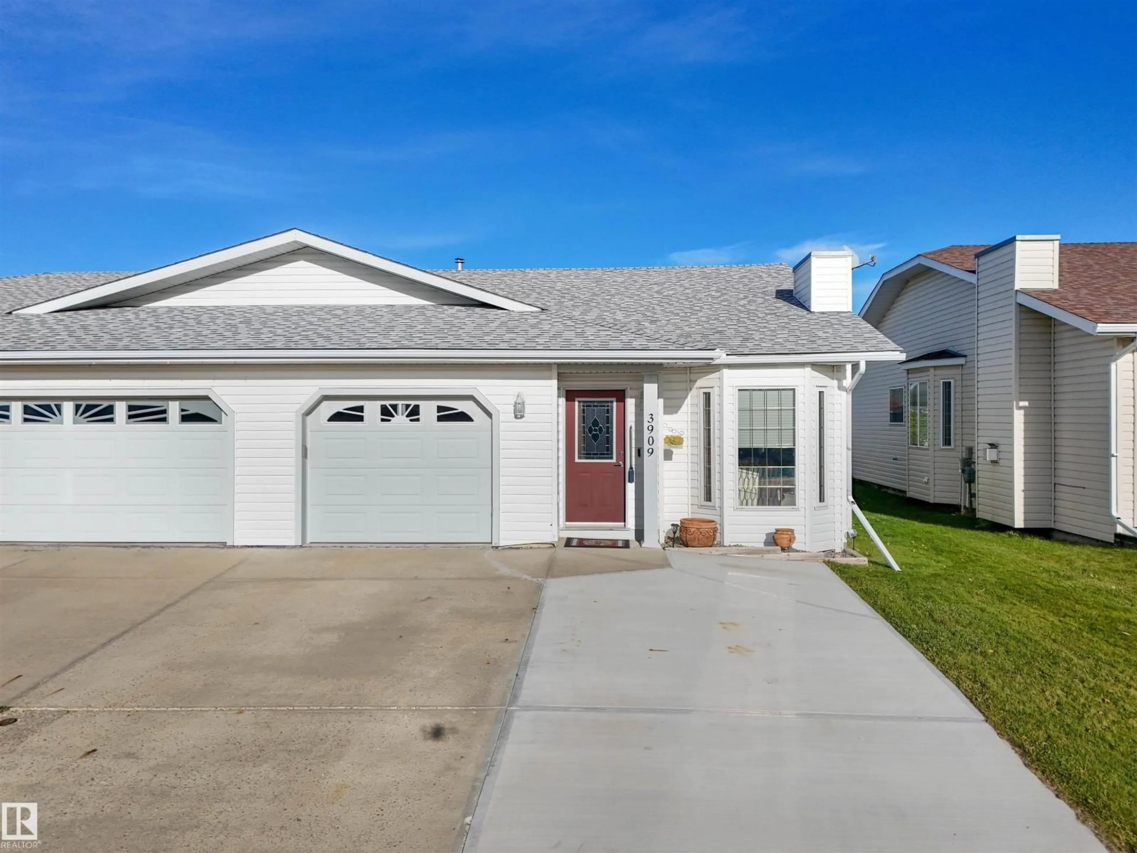 Home with vinyl exterior material, street for 3909 46 ST, Drayton Valley Alberta T7A1J5
