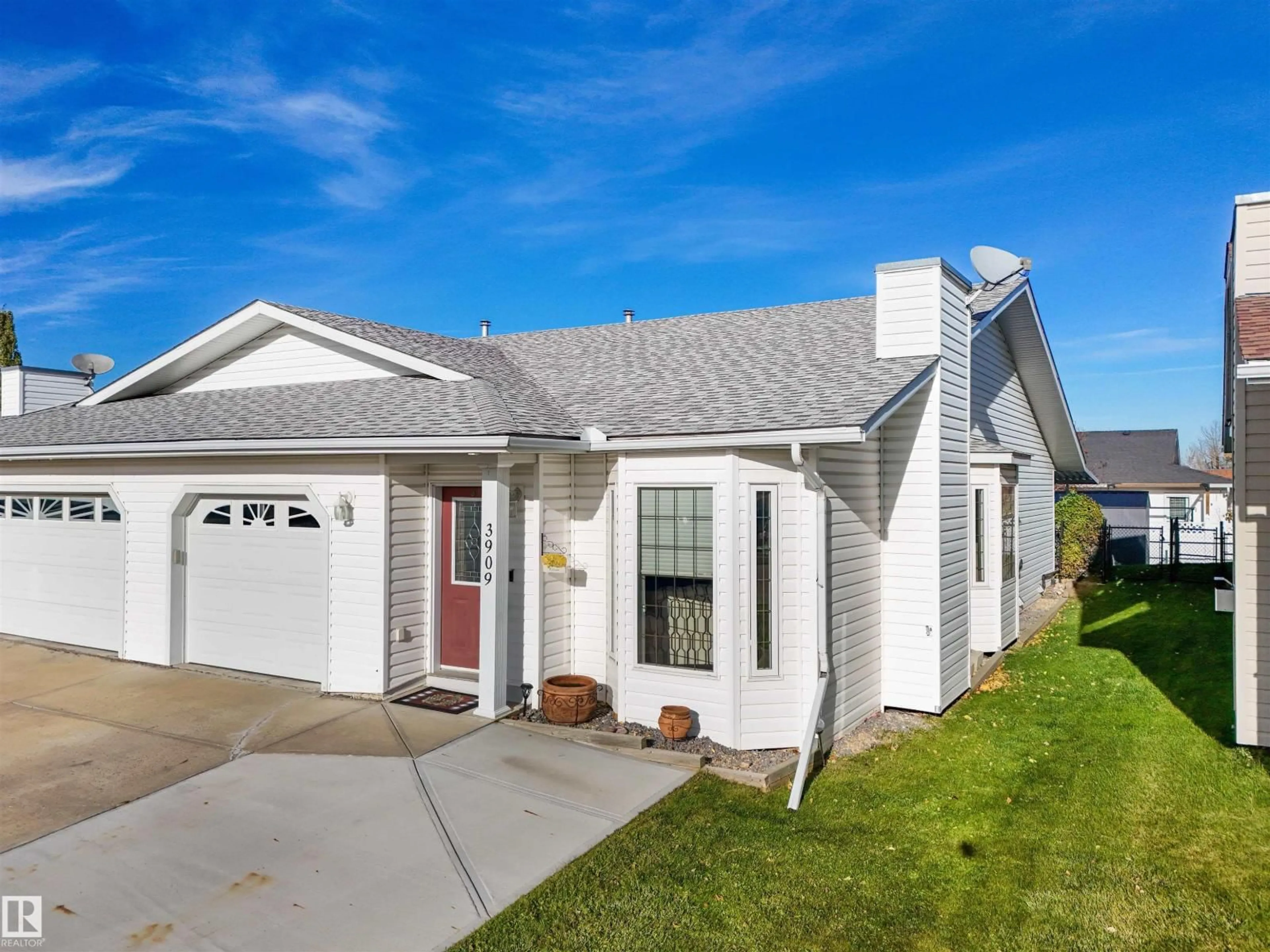 Home with vinyl exterior material, street for 3909 46 ST, Drayton Valley Alberta T7A1J5
