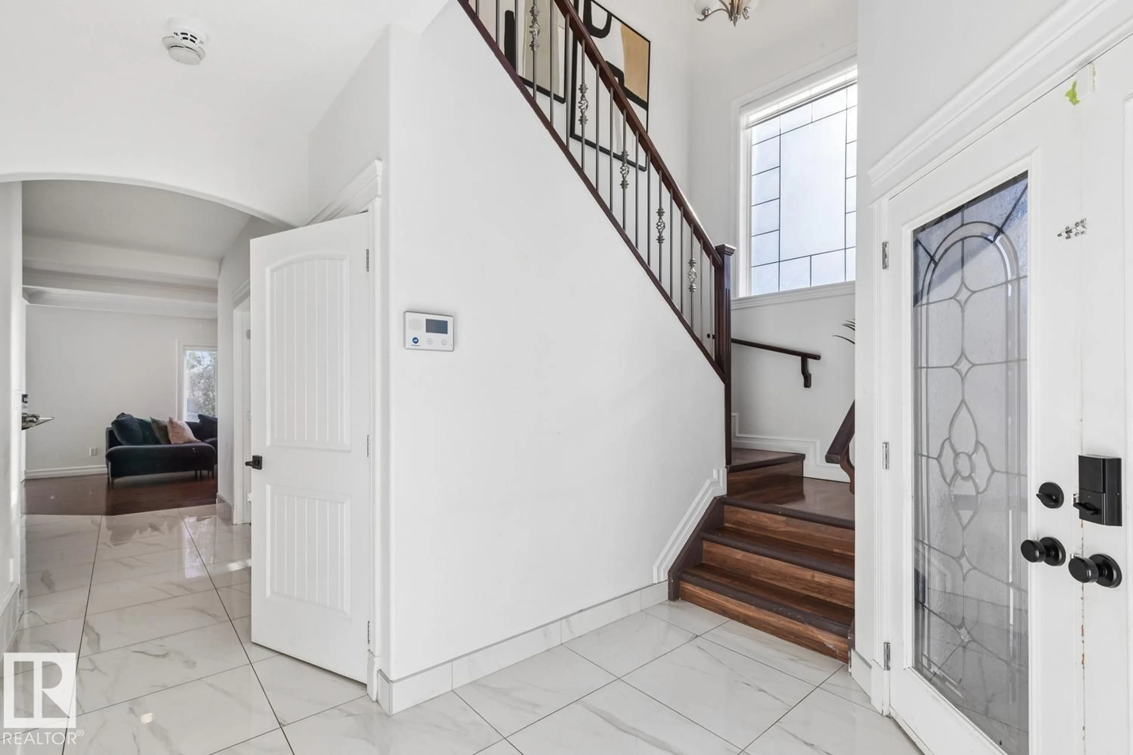 Indoor foyer for 15803 95 ST, Edmonton Alberta T5Z0G1