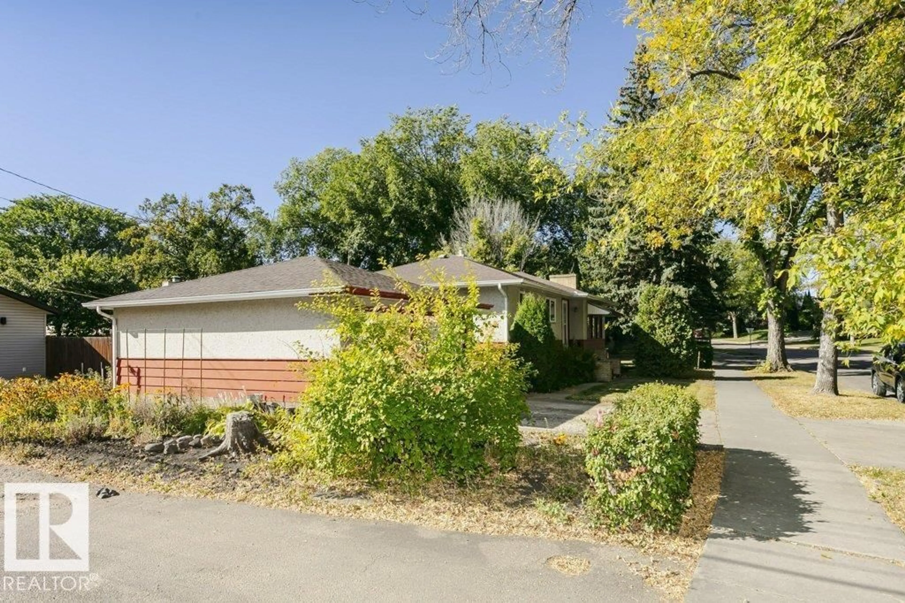 A pic from outside/outdoor area/front of a property/back of a property/a pic from drone, street for 9555 81 ST, Edmonton Alberta T6C2W4