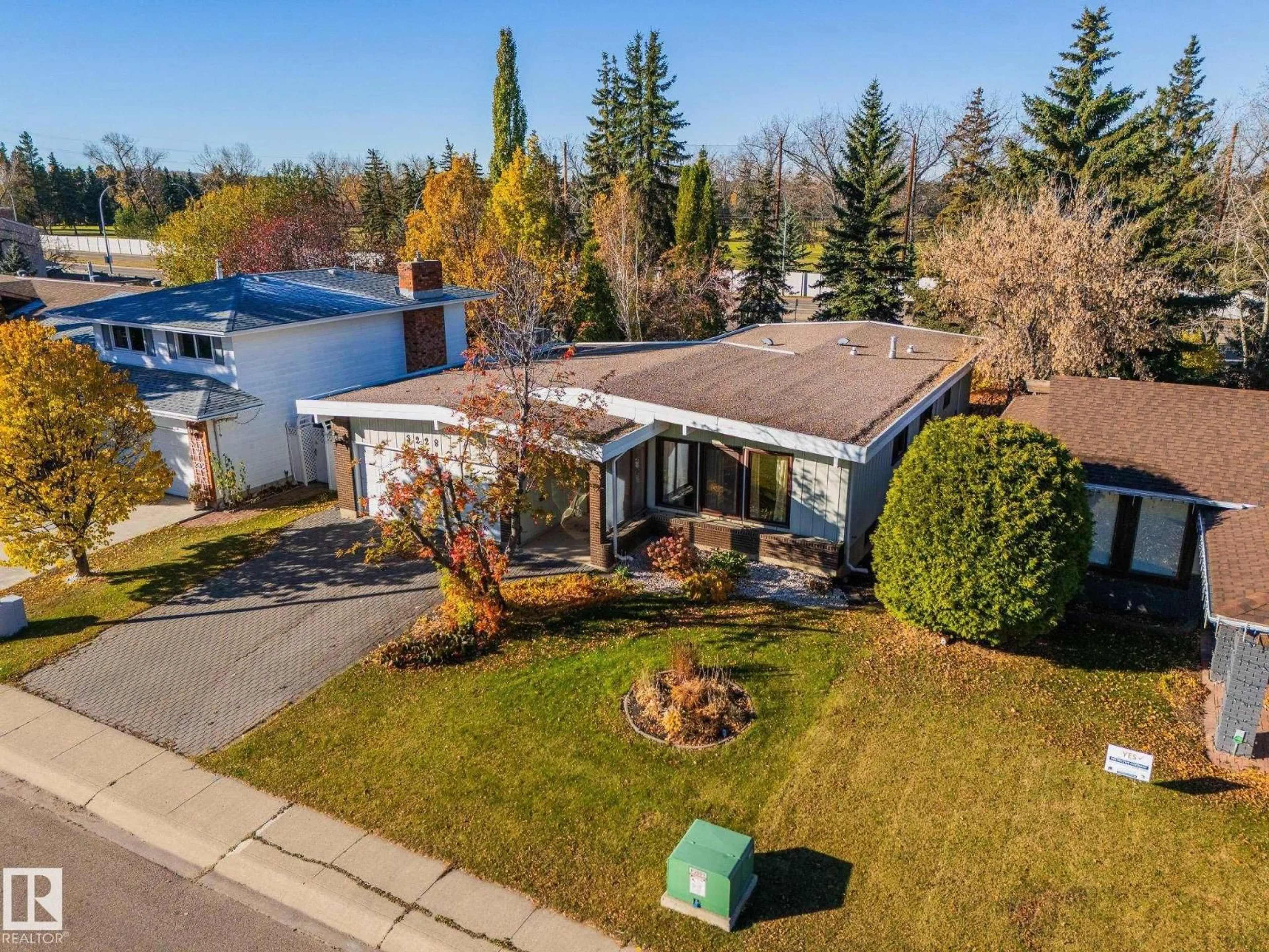 A pic from outside/outdoor area/front of a property/back of a property/a pic from drone, street for NW - 3228 118 ST, Edmonton Alberta T6J3J6