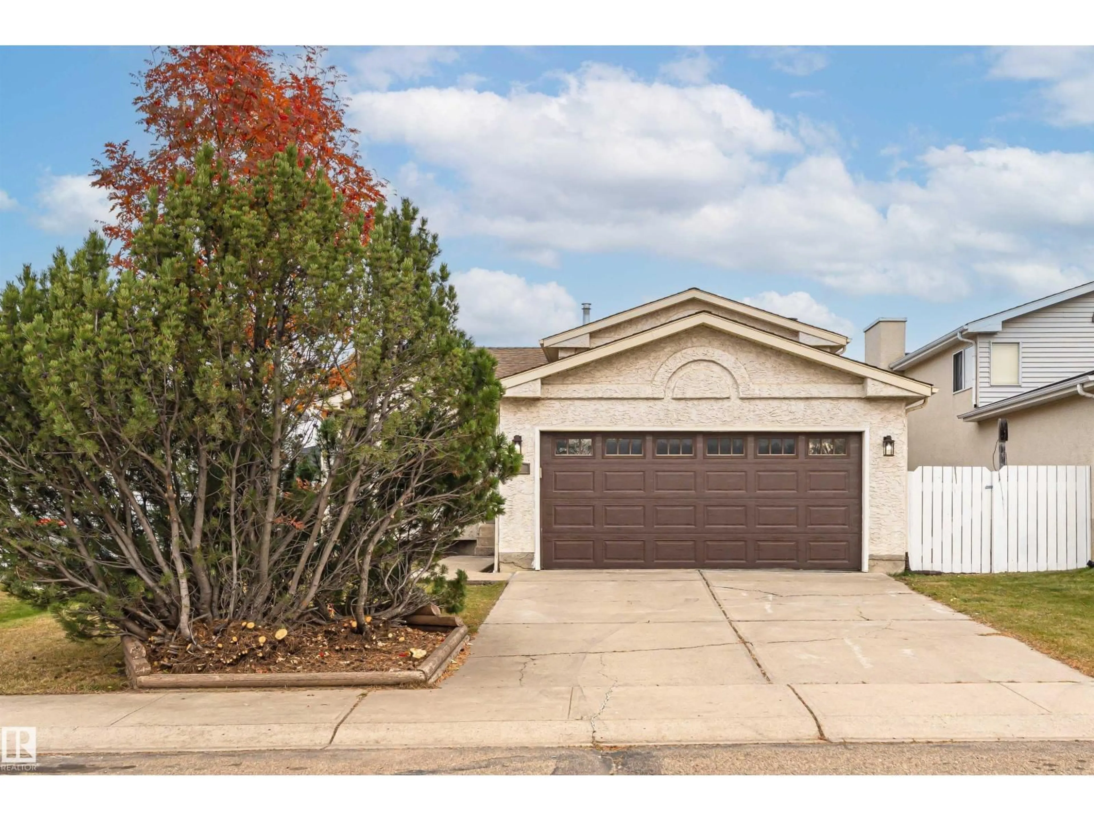 Home with vinyl exterior material, street for 18 ABERDEEN WY, Stony Plain Alberta T7Z1K1