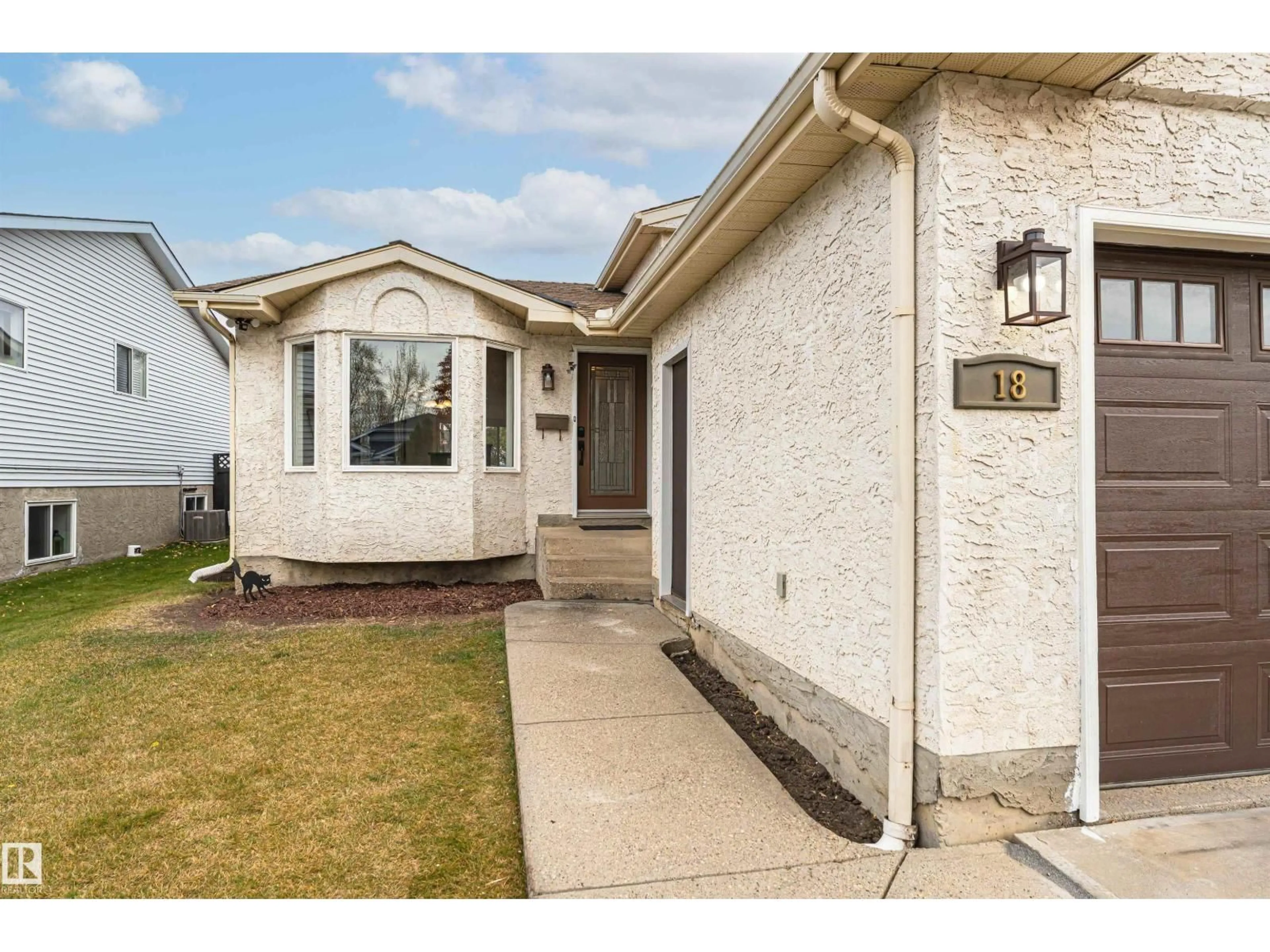 Home with vinyl exterior material, street for 18 ABERDEEN WY, Stony Plain Alberta T7Z1K1