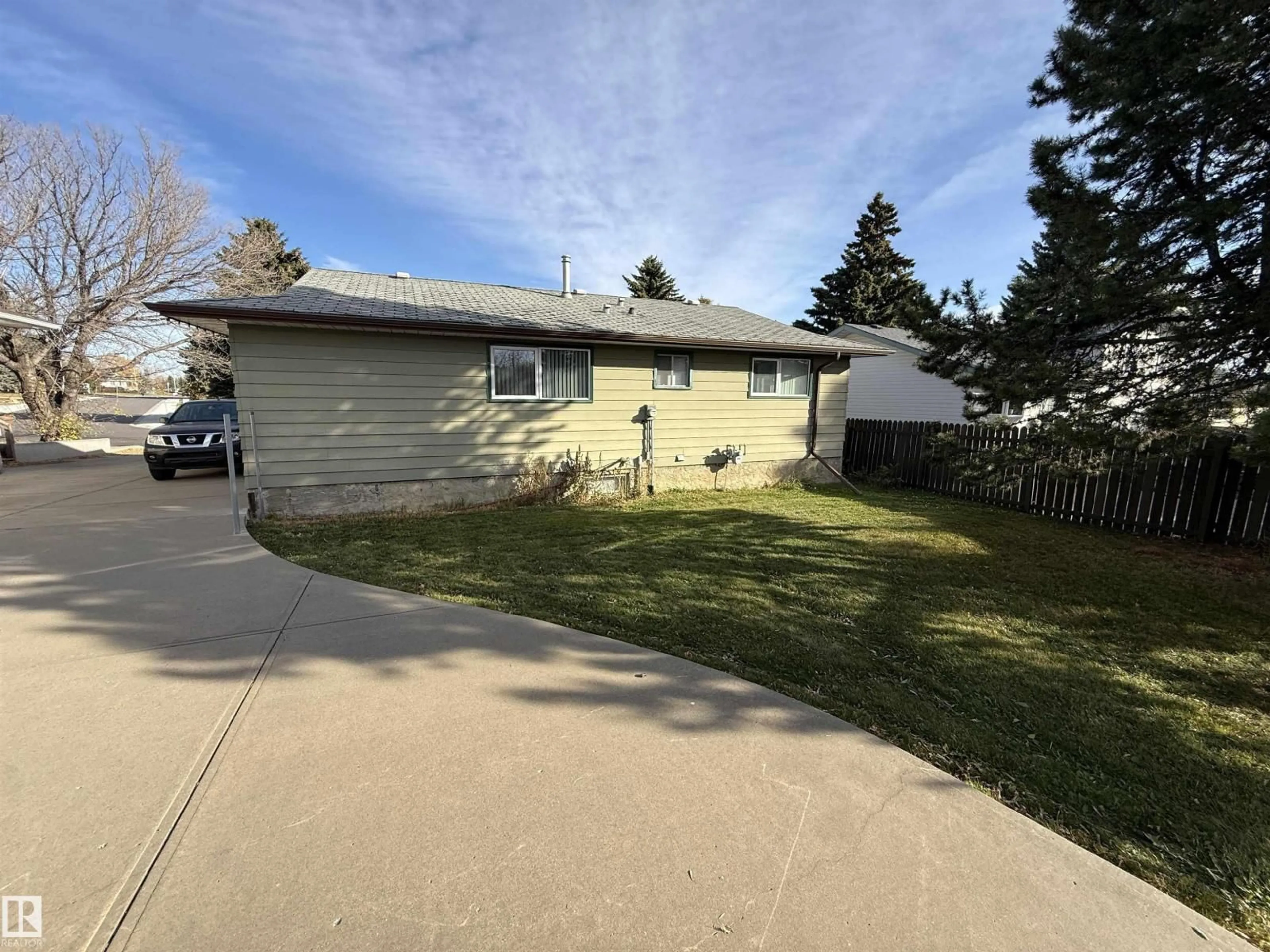 A pic from outside/outdoor area/front of a property/back of a property/a pic from drone, street for 176 HUMBERSTONE RD, Edmonton Alberta T5A4C6